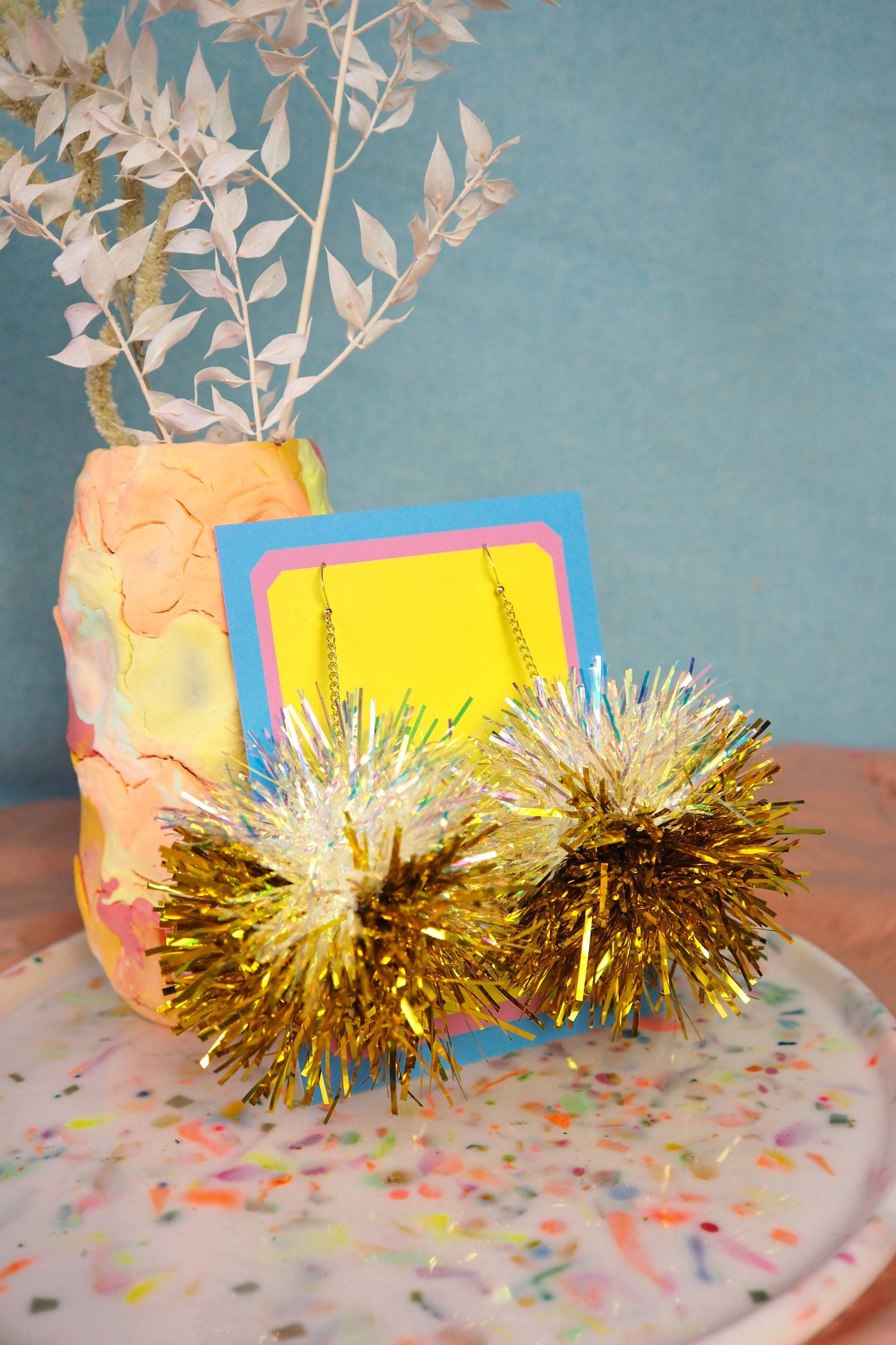 Schillernde & Goldene Tinsel Pom Ohrringe - Funkelnde Weihnachtsschmuck- Und Geschenkidee Schillernde & Goldene Tinsel Pom Ohrringe - Funkelnde Weihnachtsschmuck- Und Geschenkidee von FatPomPoms