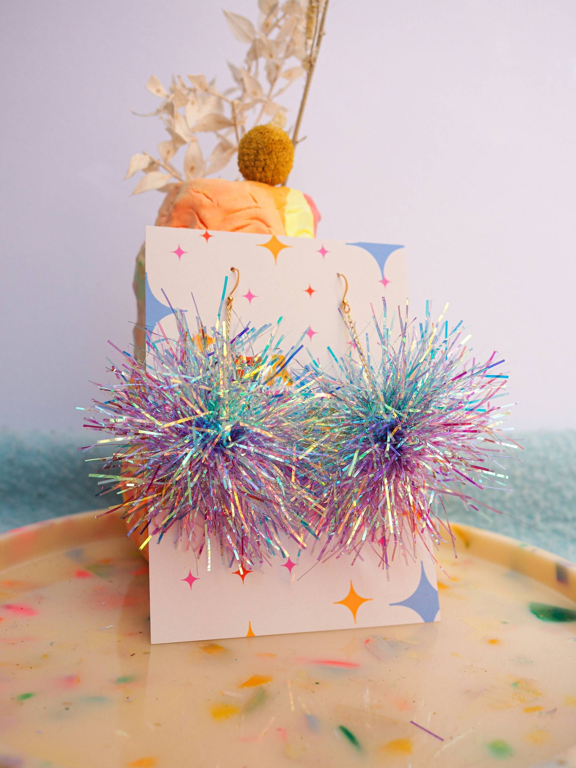 Süße Handgefertigte Tinsel Pom Ohrringe in Blau Und Lila Für Den Herbst Oder Zu Weihnachten Süße Handgefertigte Tinsel Pom Ohrringe in Blau Und Lila Für Den Herbst Oder Zu Weihnachten von FatPomPoms