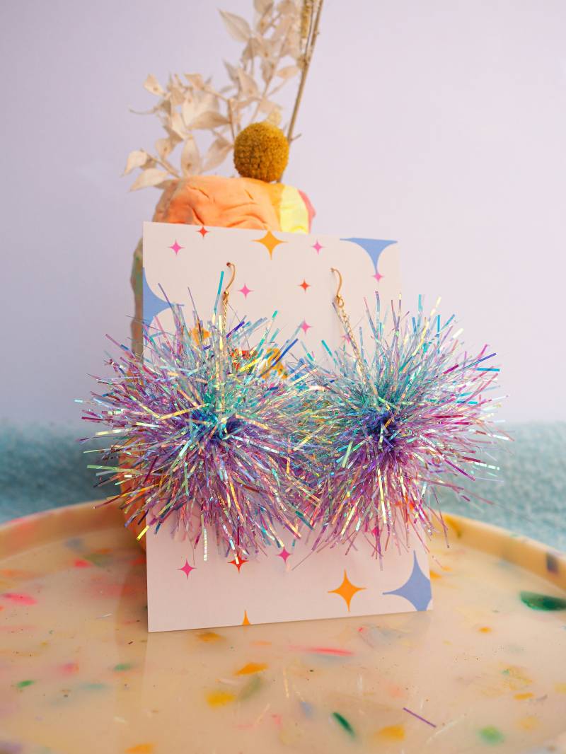 Süße Handgefertigte Tinsel Pom Ohrringe in Blau Und Lila Für Den Herbst Oder Zu Weihnachten Süße Handgefertigte Tinsel Pom Ohrringe in Blau Und Lila Für Den Herbst Oder Zu Weihnachten von FatPomPoms