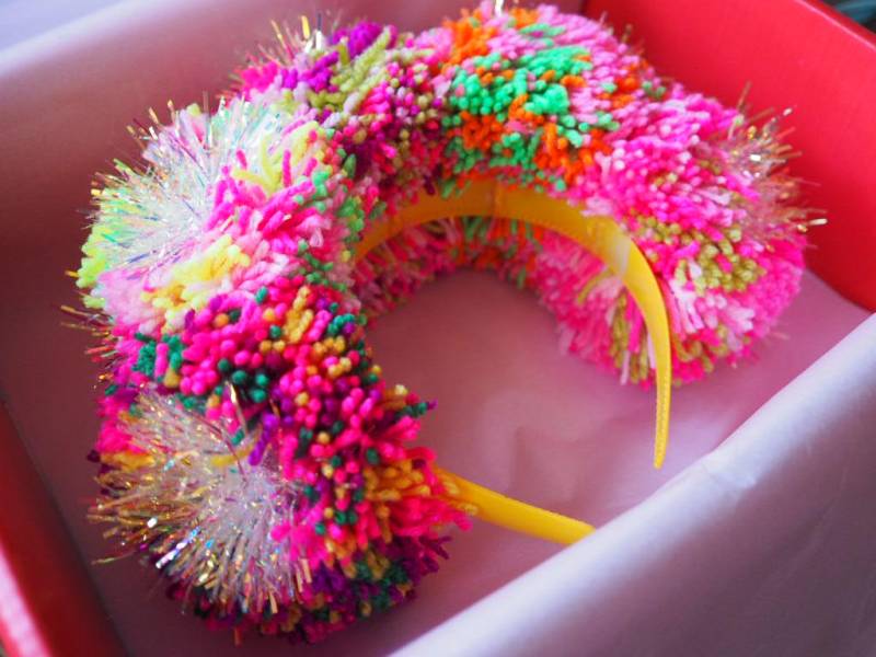 Tinsel Regenbogen Pom Stirnband - Lustiges Handgemachtes Haar Accessoire & Weihnachtsgeschenk von FatPomPoms
