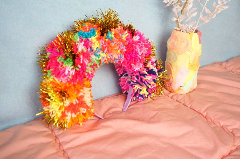 Tinsel Regenbogen Pom Krone Bunter Haarreif von FatPomPoms