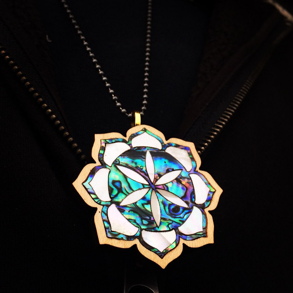 Same Des Lebens Abalone Inlay Lotus Anhänger Same Des Lebens Abalone Inlay Lotus Anhänger von Fatfreddyscaps