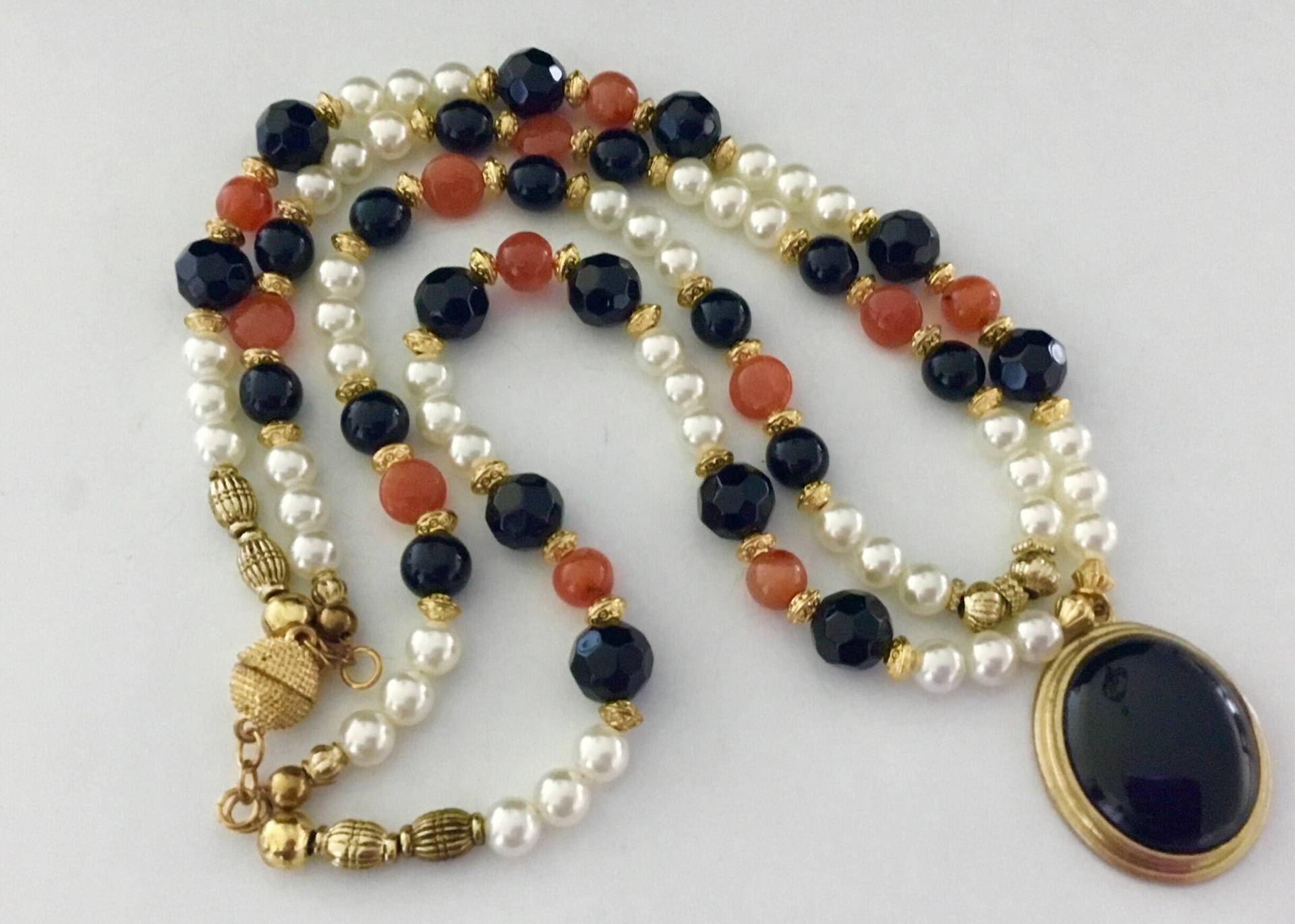 2 Reihen Halskette Mit Weißen Perlen, Karneol, Onyx Und Schwarzer Achat Anhänger 2 Reihen Halskette Mit Weißen Perlen, Karneol, Onyx Und Schwarzer Achat Anhänger von FatiBijoux