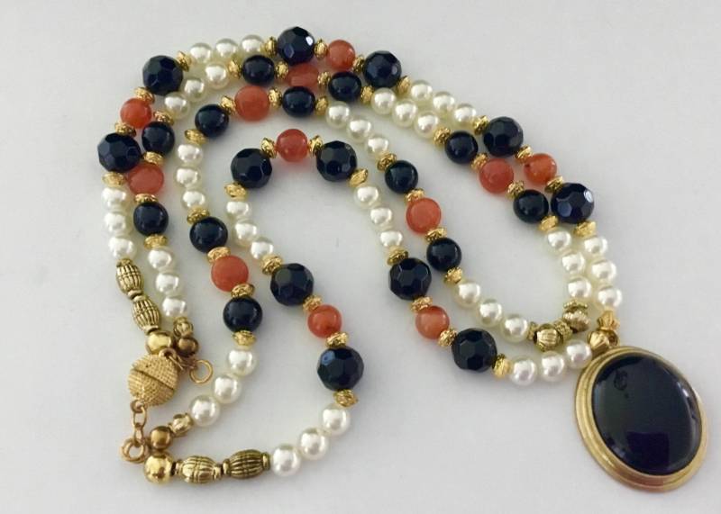 2 Reihen Halskette Mit Weißen Perlen, Karneol, Onyx Und Schwarzer Achat Anhänger 2 Reihen Halskette Mit Weißen Perlen, Karneol, Onyx Und Schwarzer Achat Anhänger von FatiBijoux