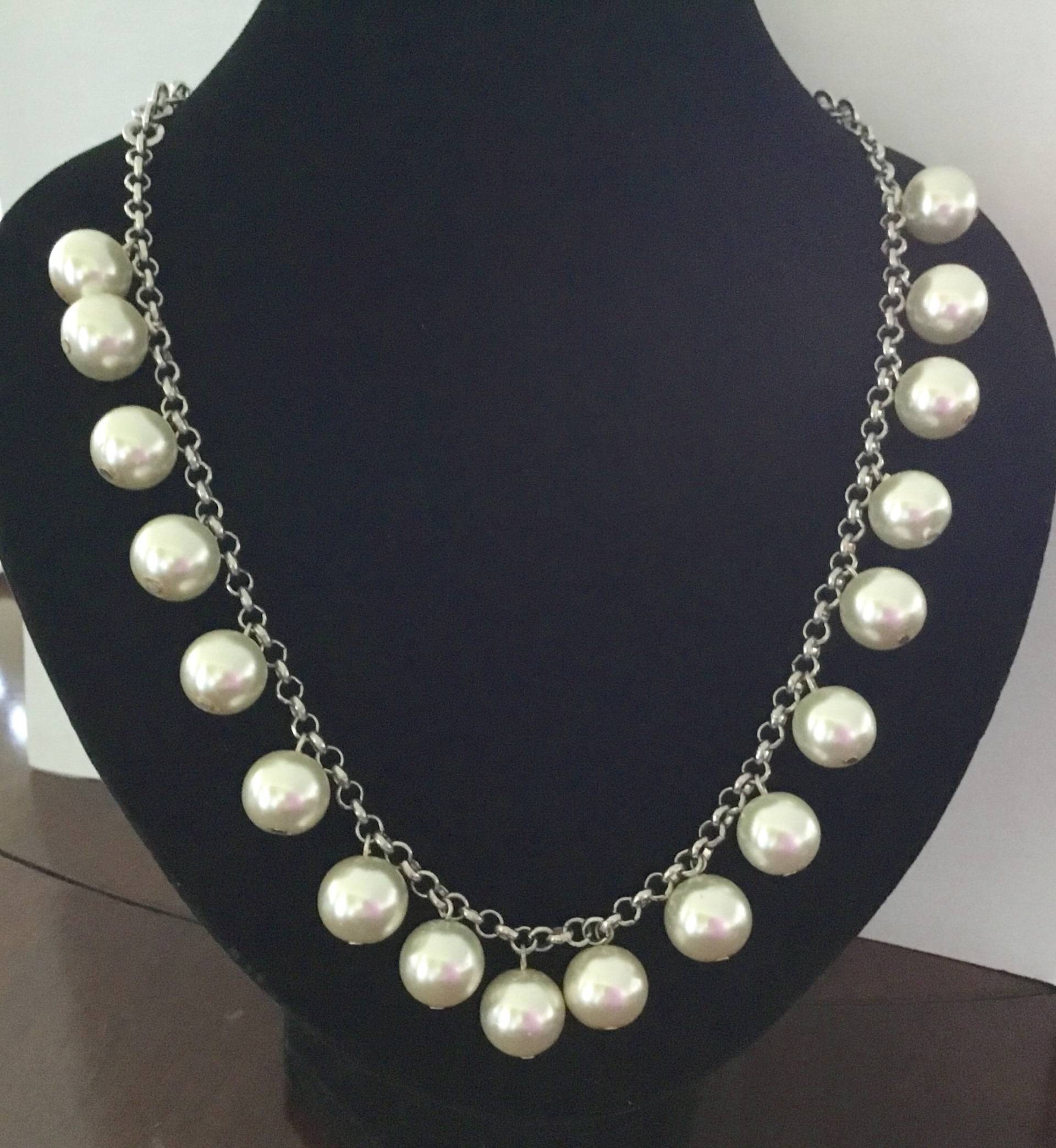Kurze Halskette Mit Silber Kette Und Rund Um Den Großen Weißen Perlen Kurze Halskette Mit Silber Kette Und Rund Um Den Großen Weißen Perlen von FatiBijoux