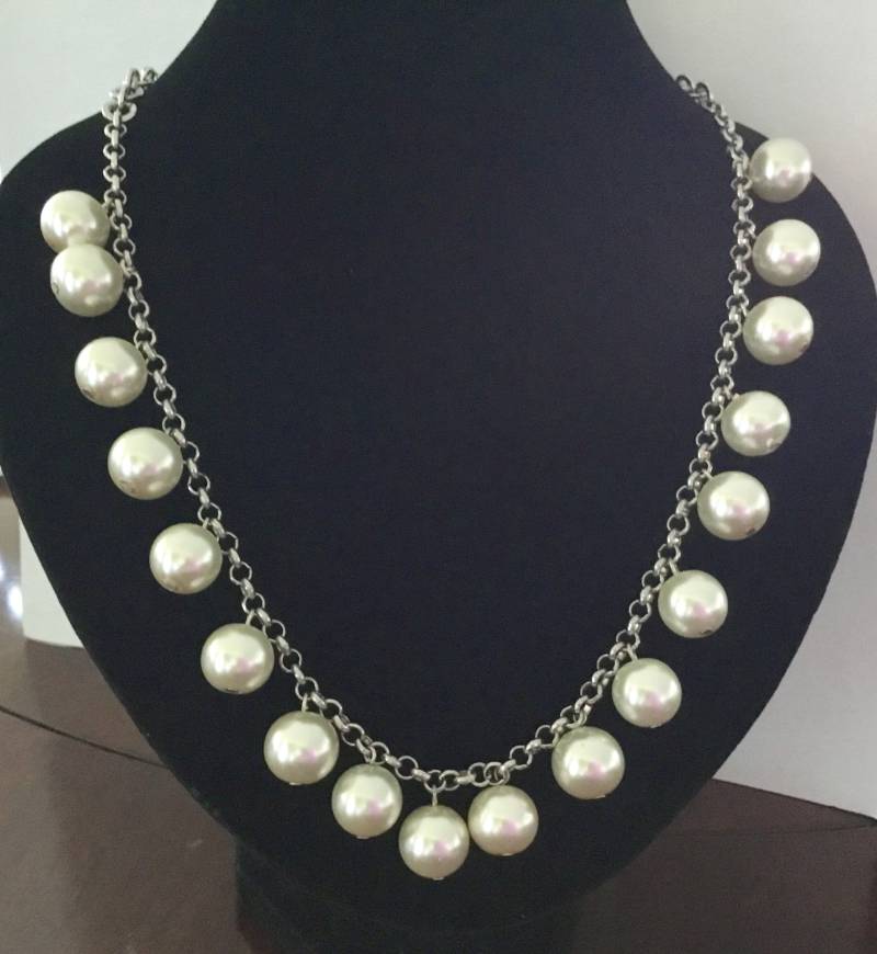 Kurze Halskette Mit Silber Kette Und Rund Um Den Großen Weißen Perlen Kurze Halskette Mit Silber Kette Und Rund Um Den Großen Weißen Perlen von FatiBijoux