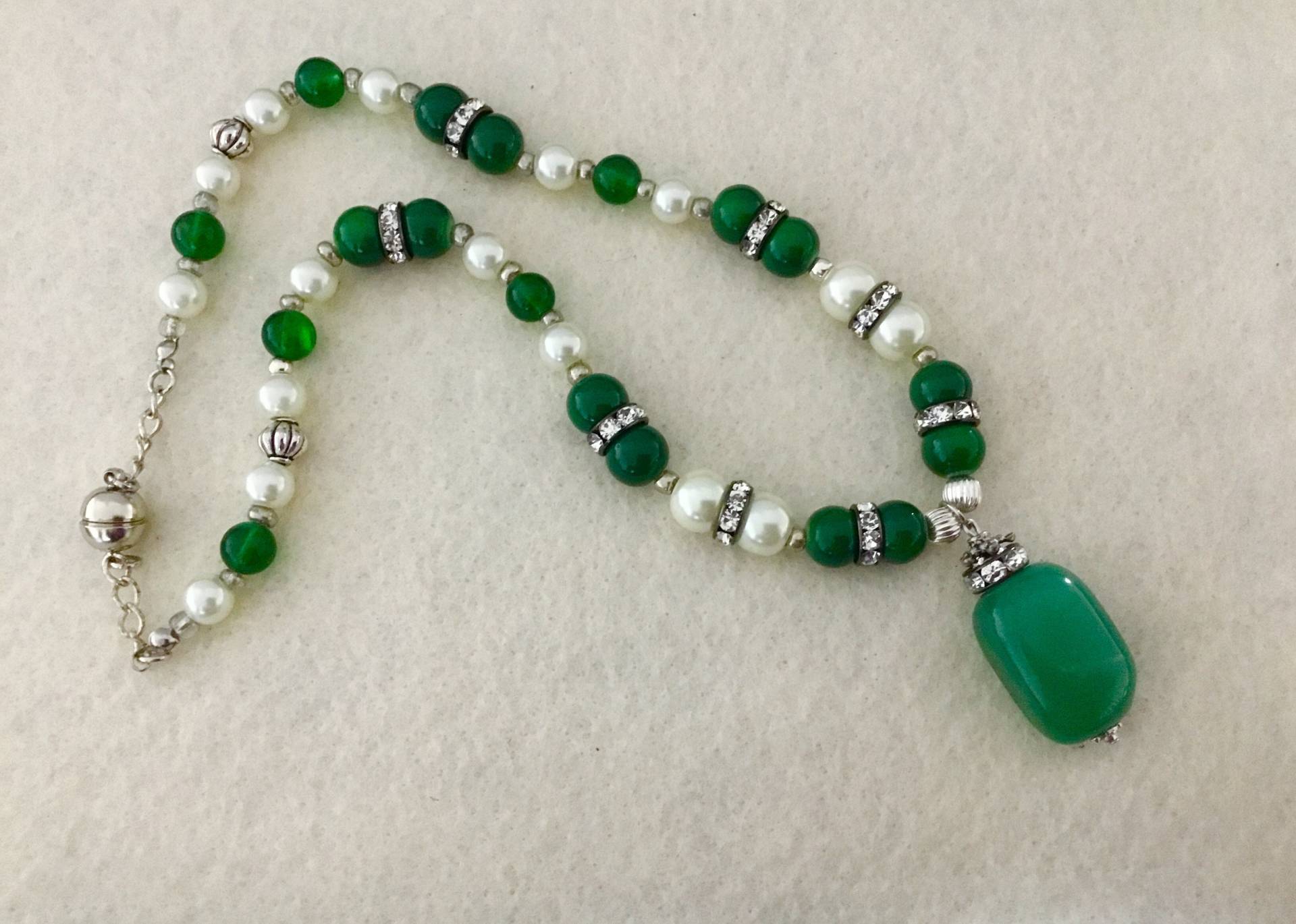 Kurze Halskette Mit Weißen Perlen Und Grünen Beadstones Großen Stück Jade Stein Kurze Halskette Mit Weißen Perlen Und Grünen Beadstones Großen Stück Jade Stein von FatiBijoux