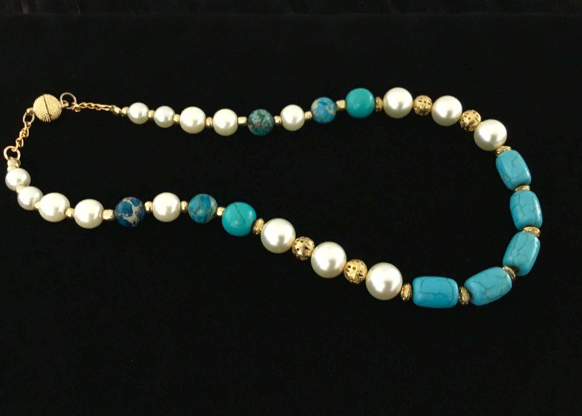Kurze Kette Mit Ovalen Türkis Stein, Blaue Jaspis, Glasperlen Und Goldenen Perlen Kurze Kette Mit Ovalen Türkis Stein, Blaue Jaspis, Glasperlen Und Goldenen Perlen von FatiBijoux