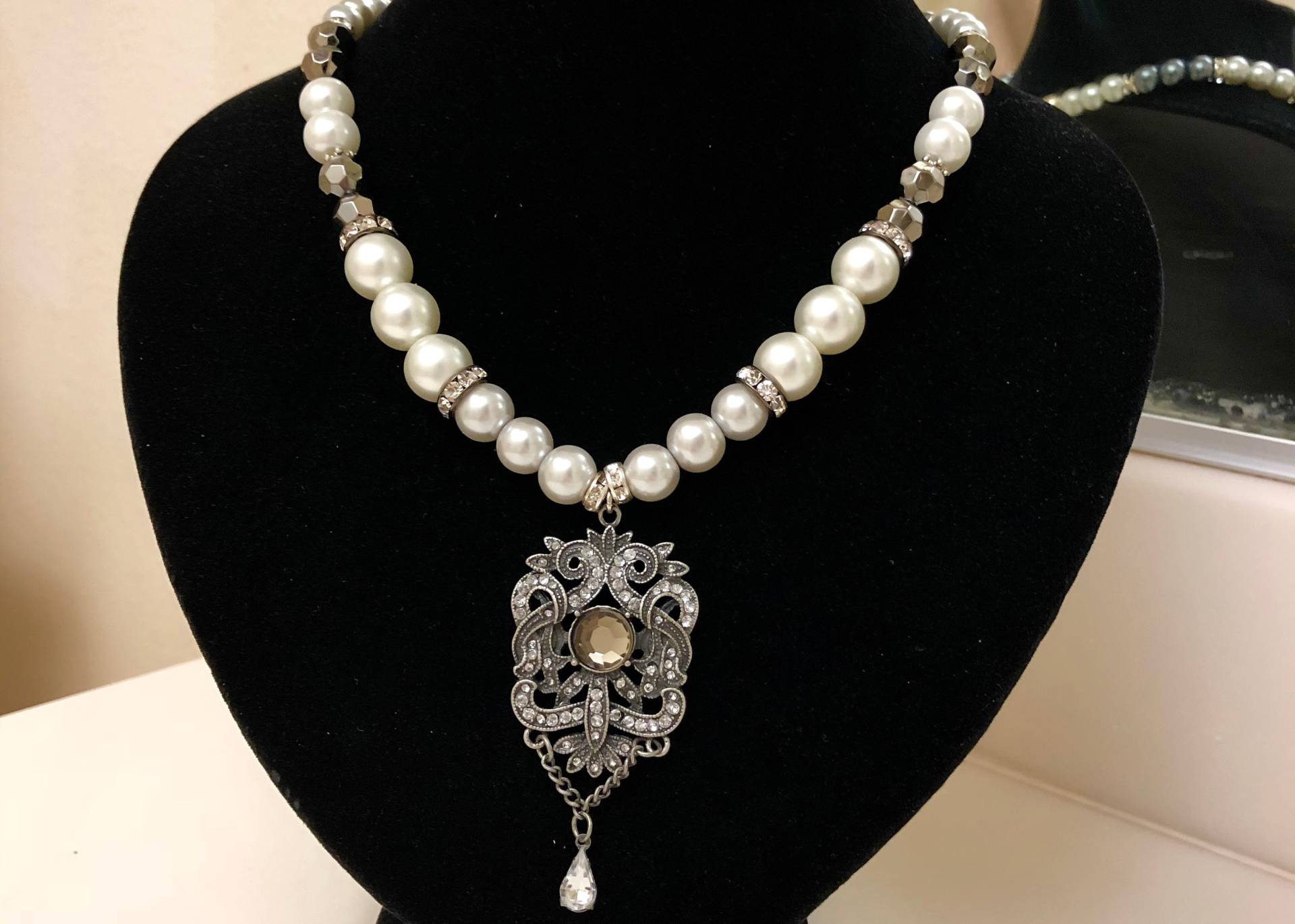 Kurze Kette Mit Verschiedenen Schattierungen Von Perlen Und Silber-Kristall-Perlen Vintage Anhänger Kurze Kette Mit Verschiedenen Schattierungen Von Perlen Und Silber-Kristall-Perlen Vintage Anhänger von FatiBijoux