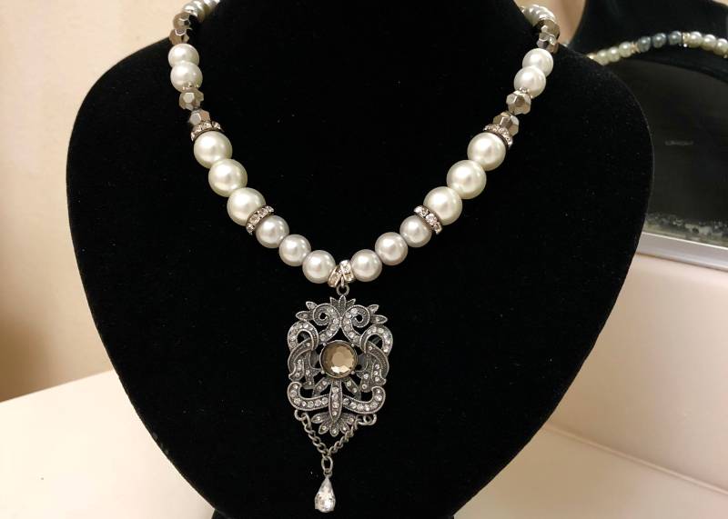 Kurze Kette Mit Verschiedenen Schattierungen Von Perlen Und Silber-Kristall-Perlen Vintage Anhänger Kurze Kette Mit Verschiedenen Schattierungen Von Perlen Und Silber-Kristall-Perlen Vintage Anhänger von FatiBijoux