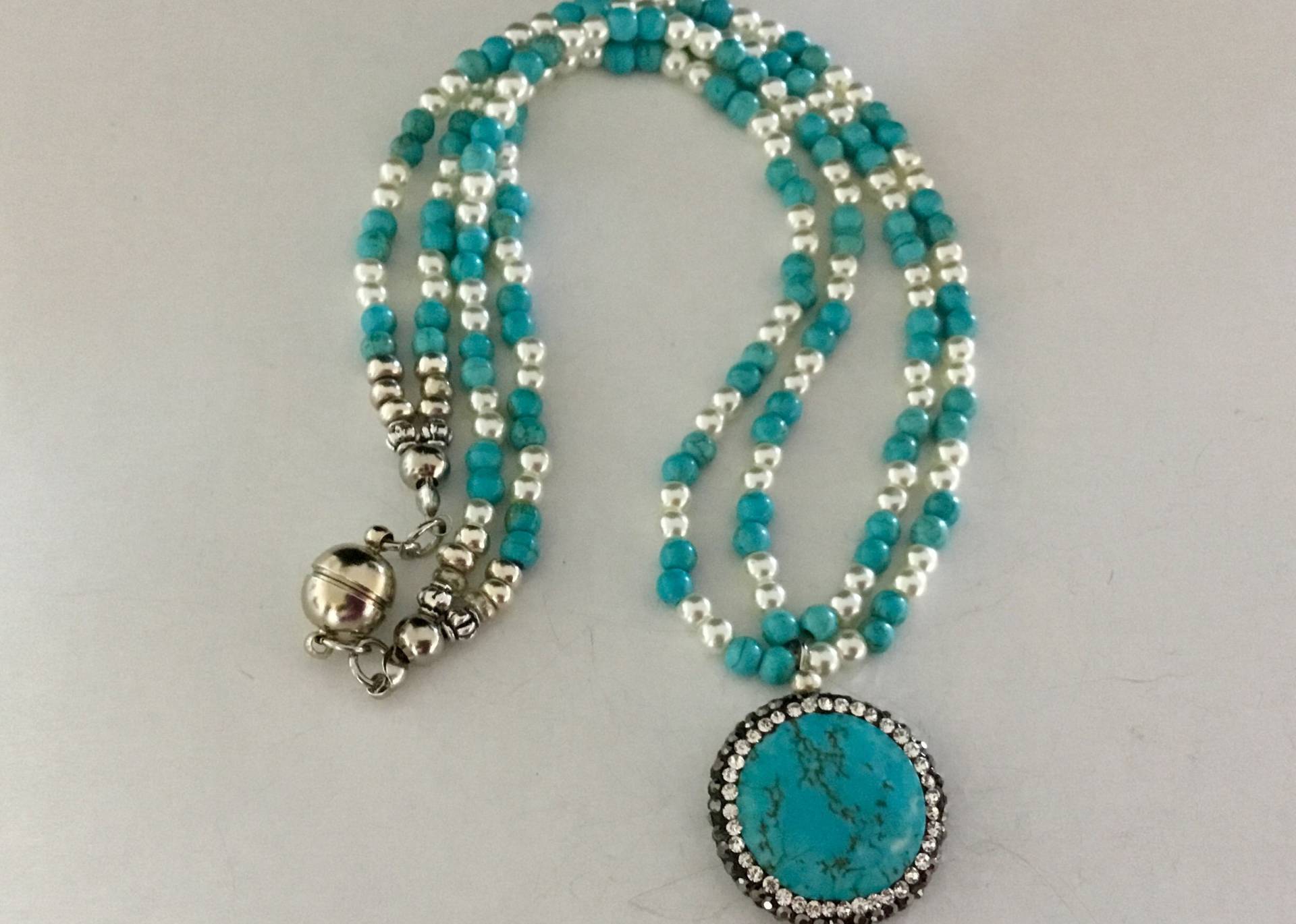 Kurze Kette in 2 Reihen Mit Kleinen Weißen Perlen Und Türkis Großen Stein Kurze Kette in 2 Reihen Mit Kleinen Weißen Perlen Und Türkis Großen Stein von FatiBijoux