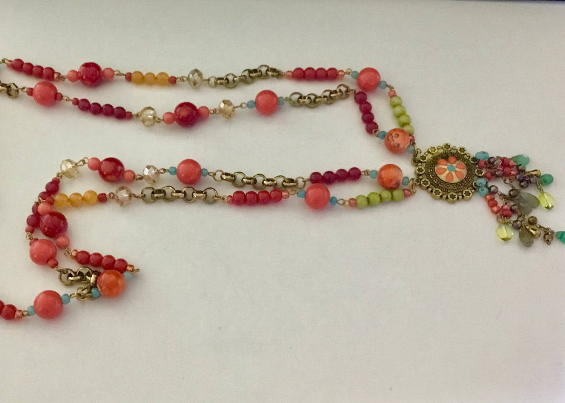 Lange 2 Stränge Halskette Von Mehreren Perlen Und Lebendige Farben Mit Runden Bronze Anhänger Charme Lange 2 Stränge Halskette Von Mehreren Perlen Und Lebendige Farben Mit Runden Bronze Anhänger Charme von FatiBijoux