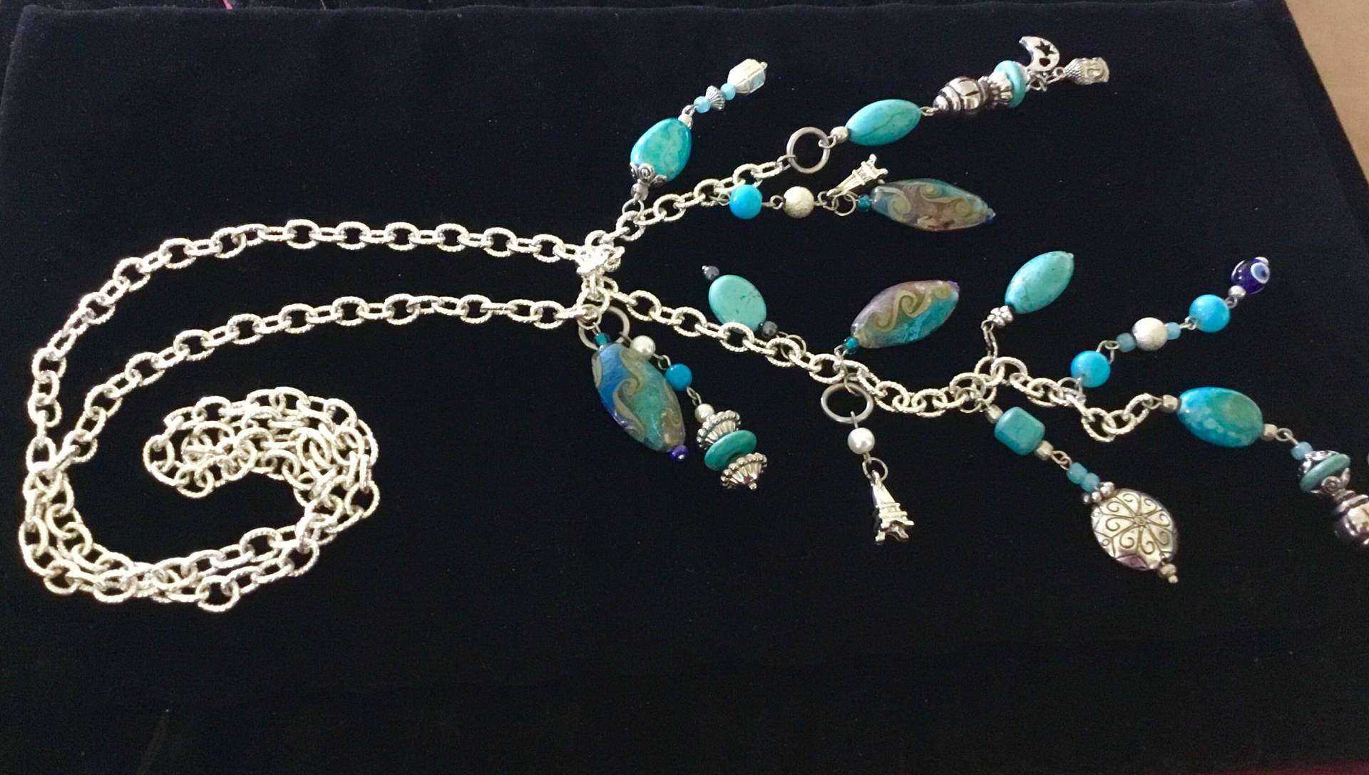 Lange Lasso Silber Kette Mit Mehreren Keramik Perlen, Türkis Steinen Und Perlen Charms Lange Lasso Silber Kette Mit Mehreren Keramik Perlen, Türkis Steinen Und Perlen Charms von FatiBijoux