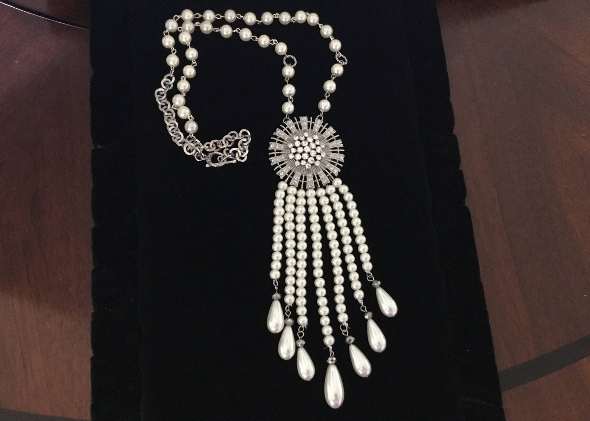 Lange Weiße Perlen Halskette Mit Strass-Brosche Und 7 Lange Perlenkette Quasten Lange Weiße Perlen Halskette Mit Strass-Brosche Und 7 Lange Perlenkette Quasten von FatiBijoux