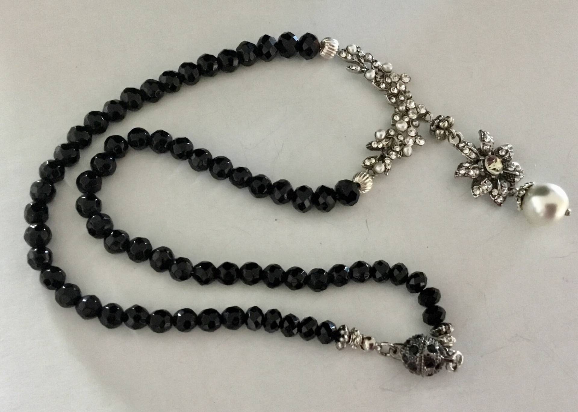 Schwarzer Onyx Halskette Mit Silber Und Perlen Anhänger Schwarzer Onyx Halskette Mit Silber Und Perlen Anhänger von FatiBijoux