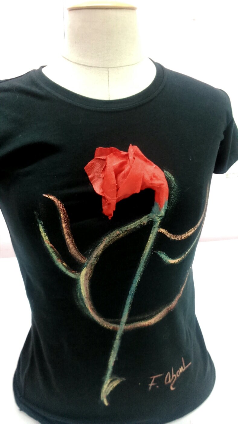 Original Voluminöses T-Shirt „Ballerina Rose", Handgefertigt Als Skulptur. Sie Sind Alle Unterschiedlich, Weil Sie Sind Original Voluminöses T-Shirt „Ballerina Rose", Handgefertigt Als Skulptur. Sie Sind Alle Unterschiedlich, Weil Sie Sind von FatimaAboulMarbella