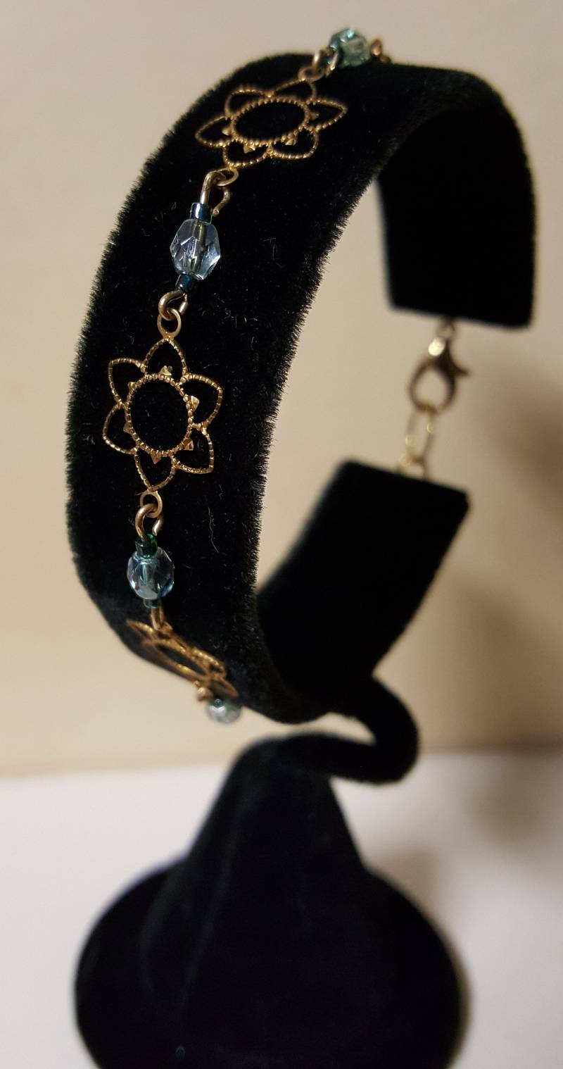 14K Gold Gefüllt Blume Armband 14K Gold Gefüllt Blume Armband von Fatrabbitglassworks
