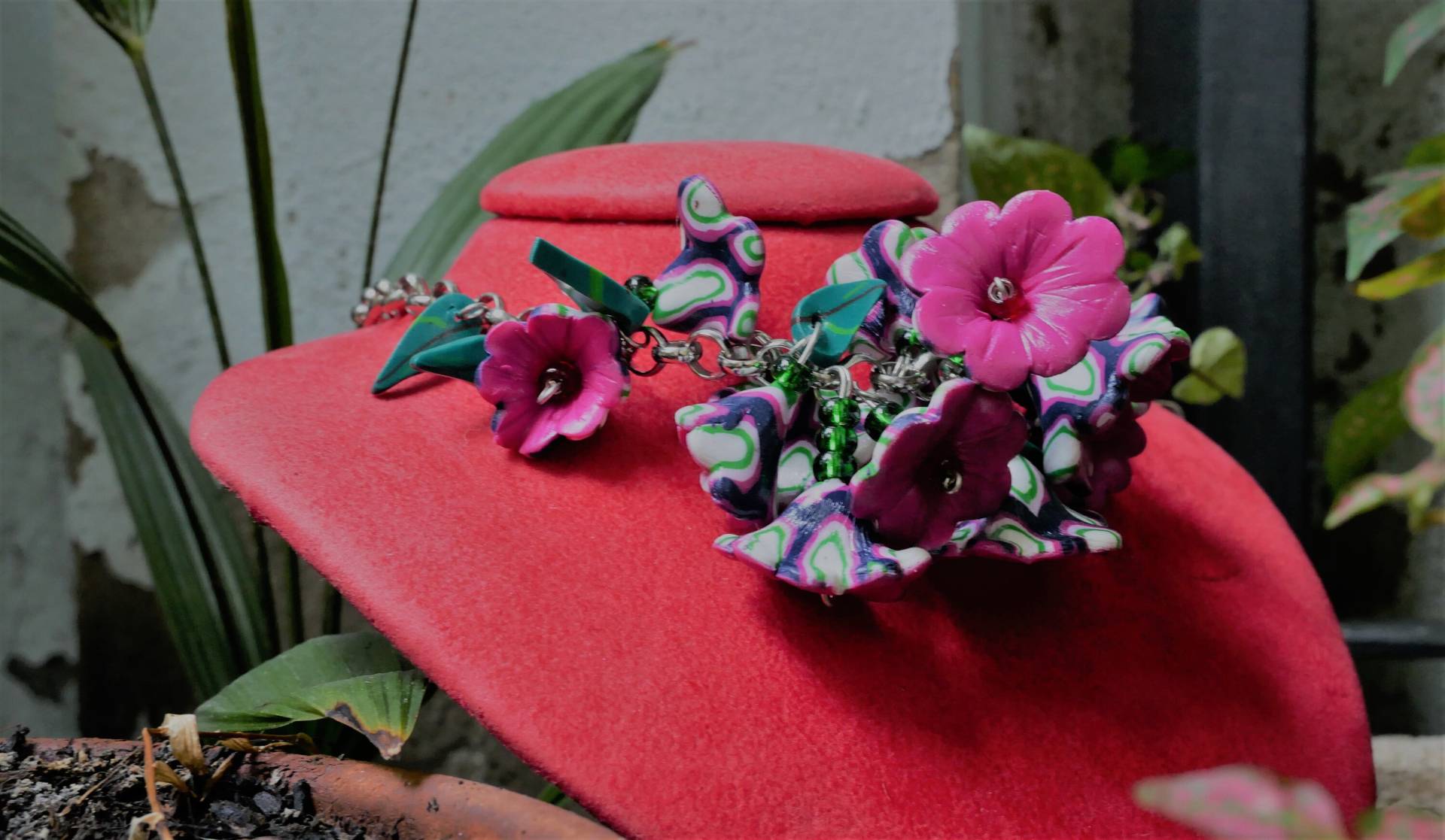 Handgefertigte Halskette Aus Polymerton Blumen Auf Der Haut - Fantasie in Fuxia Handgefertigte Halskette Aus Polymerton Blumen Auf Der Haut - Fantasie in Fuxia von FattodaTerri