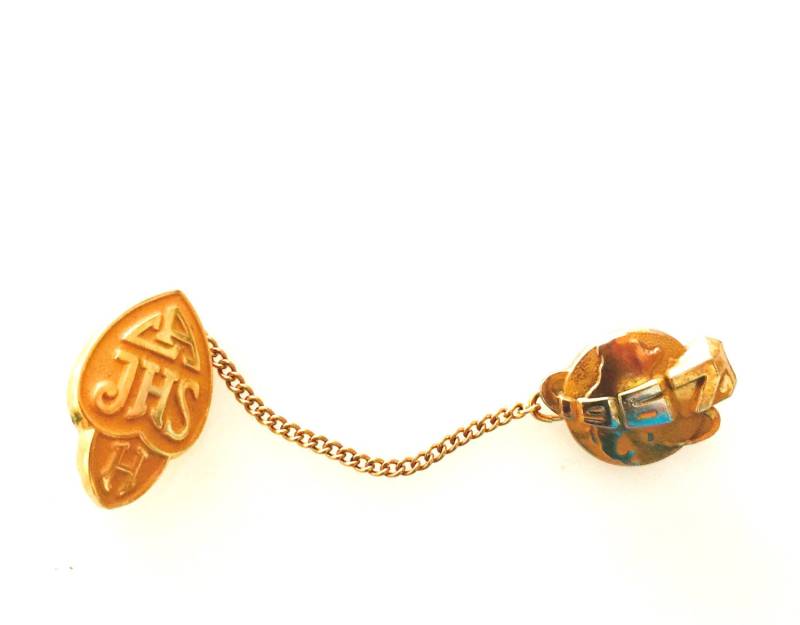 Vintage Rosa Emaille Initiale Anstecknadel Klasse Von 1967 Vintage Rosa Emaille Initiale Anstecknadel Klasse Von 1967 von FauciVintage
