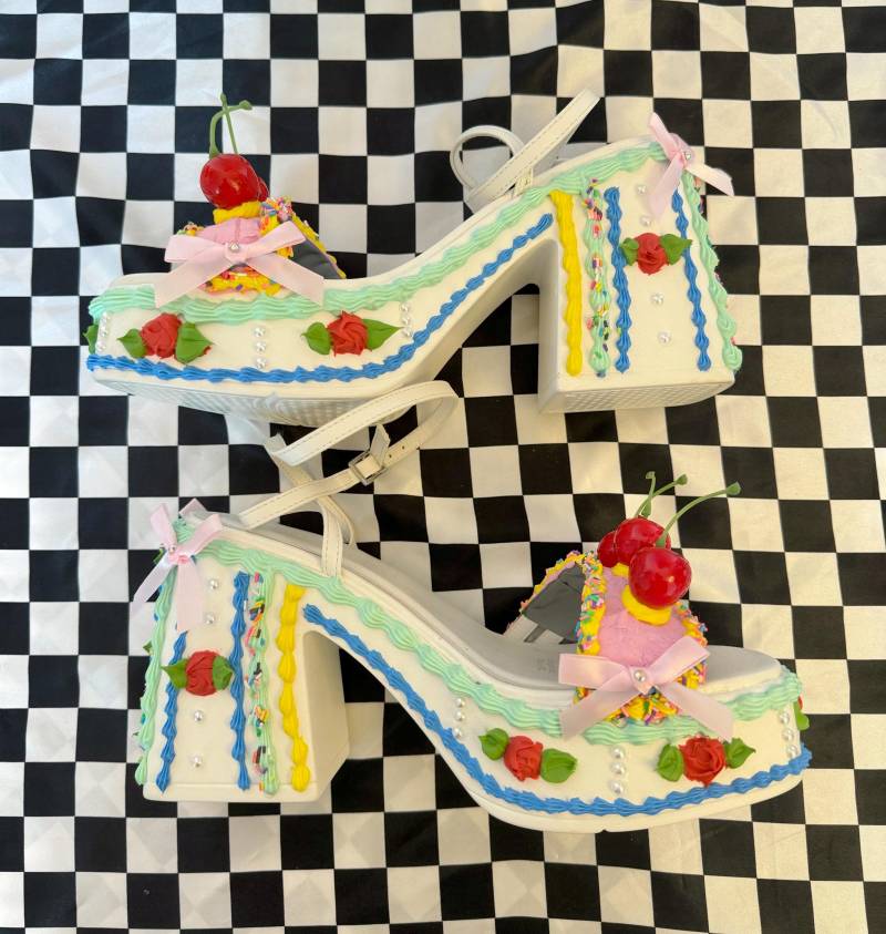 Fake Cake Plateau Absatz ~ Blau & Gelb Mit Rosen | 8.5 von FauxCakesShop