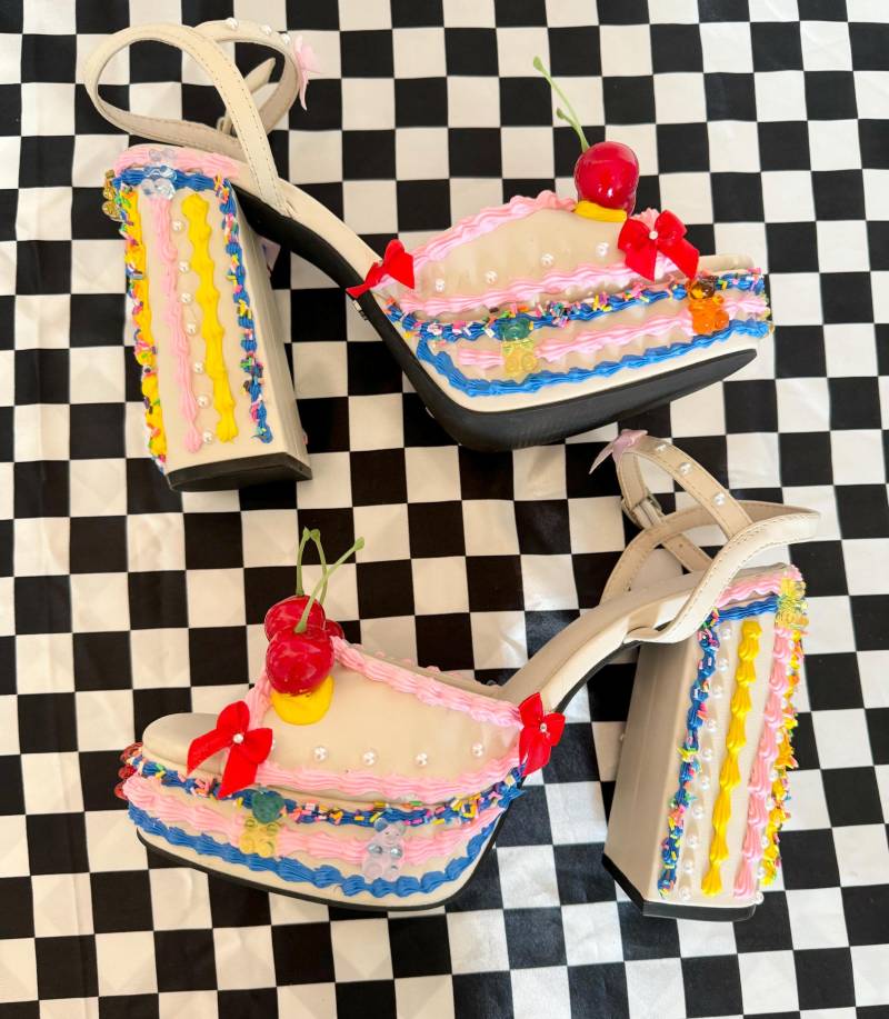 Fake Cake Plateau Heels ~ Gelb, Blau & Pink Mit Streuseln + Gummibärchen | 40/9 von FauxCakesShop