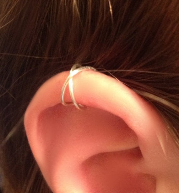 Verdrehte Sterling Silber Ohrmanschette Kreuz Faux-Piercing von FauxFerocity