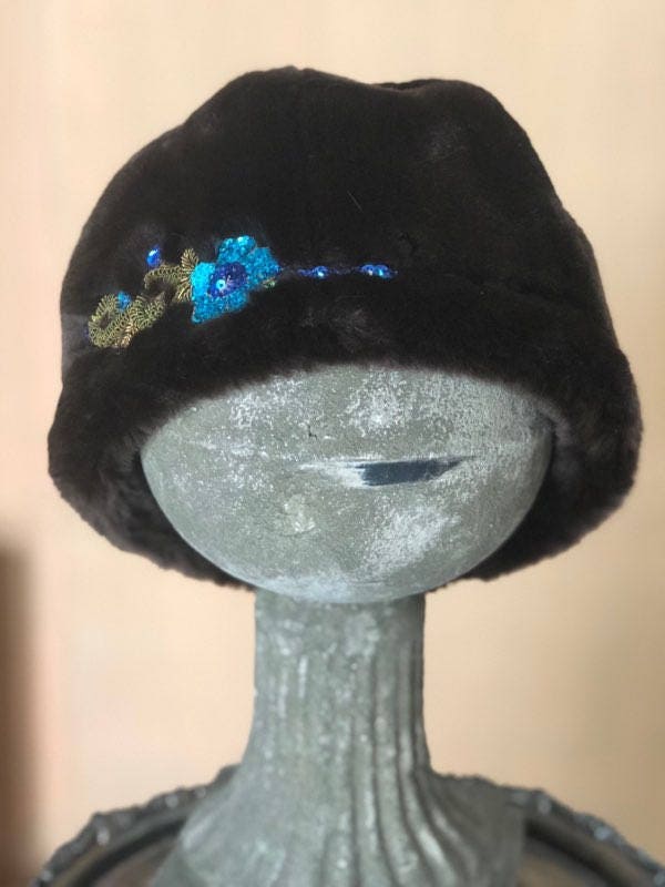 Collector Kunstfell Cloche in Braun Mit Pailletten Trim - Klein von FauxFurever