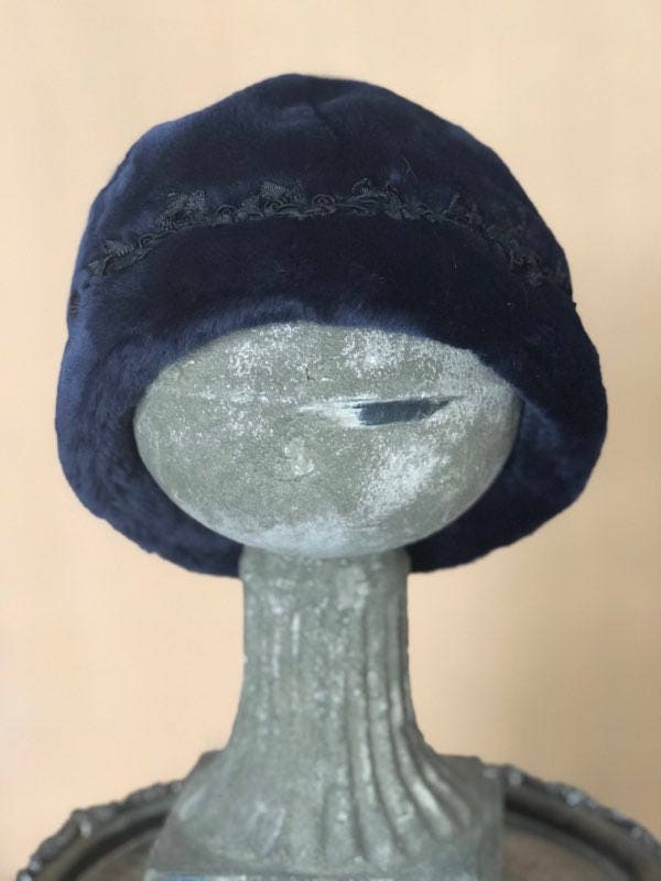 Tissavel Faux Pelz Cloche in Mitternacht von FauxFurever