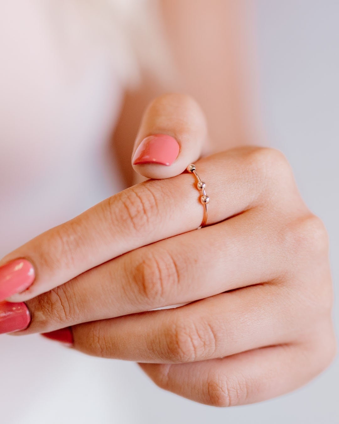 Beaded Anxiety Ring, Fidget Spinning Bead Dainty Gold Thin Stacking Tiny Ring - Abacus von FavorJewelry