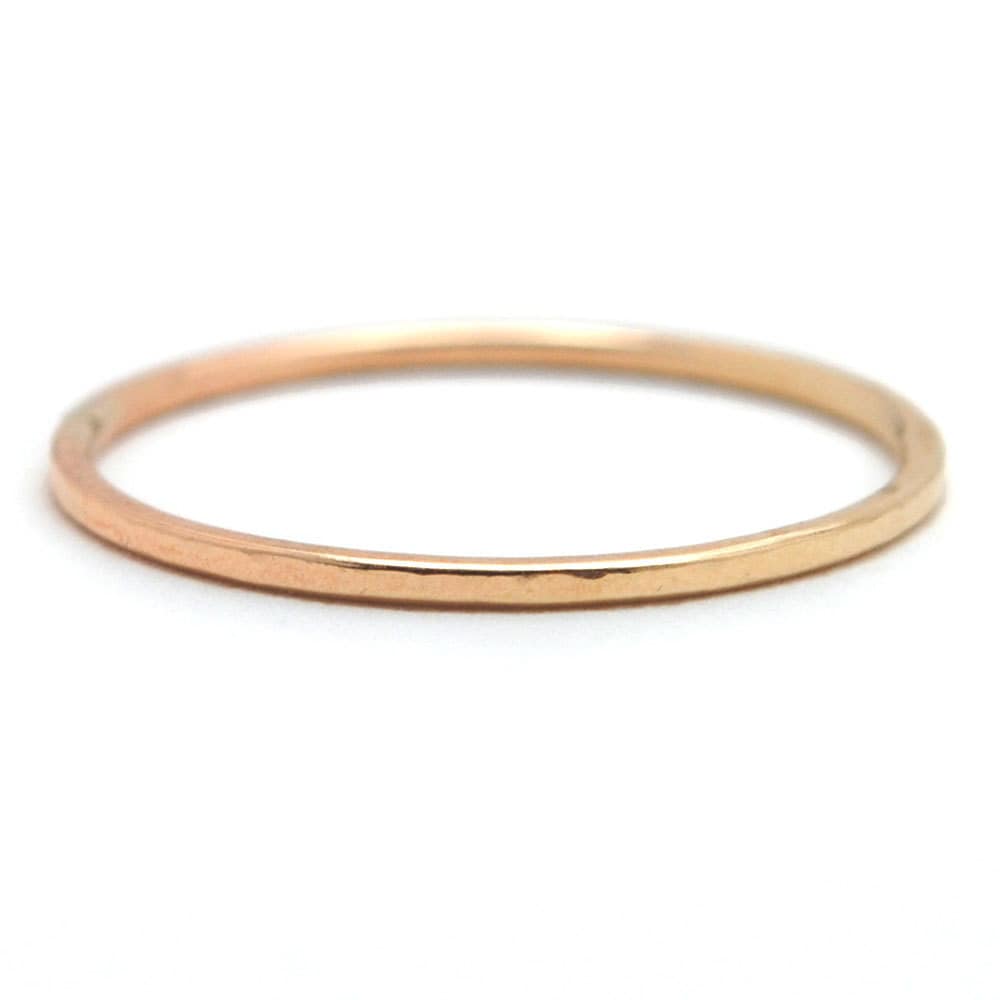 Einzelne Dünne Gold-Ring, Gehämmert, Einfache Stapelring, Kleine Gold 14 K Füllen Ring, Hochzeitsband - Schlanke Stapelring von FavorJewelry