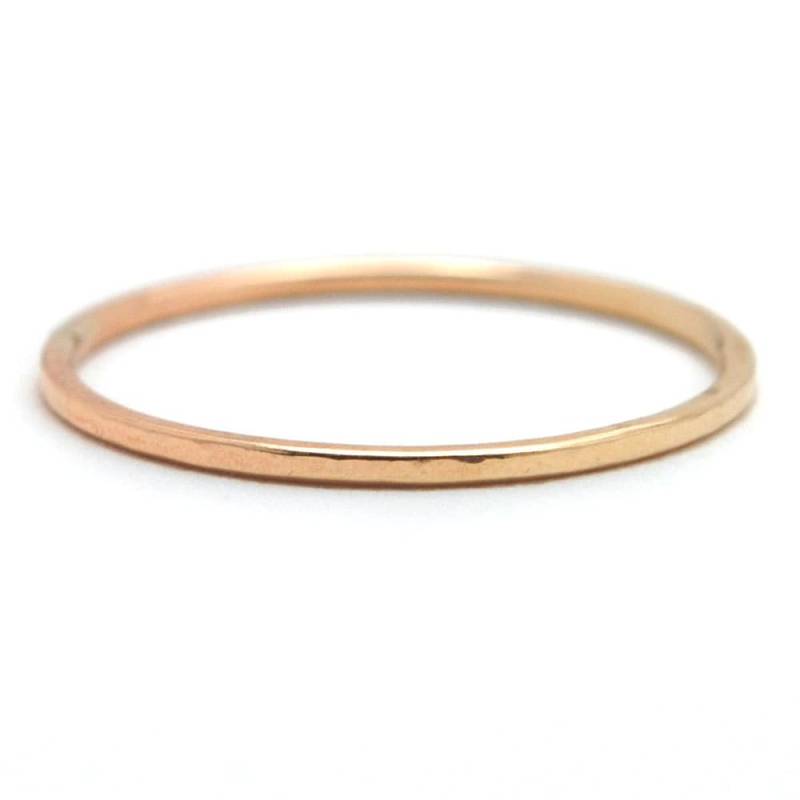 Einzelne Dünne Gold-Ring, Gehämmert, Einfache Stapelring, Kleine Gold 14 K Füllen Ring, Hochzeitsband - Schlanke Stapelring von FavorJewelry