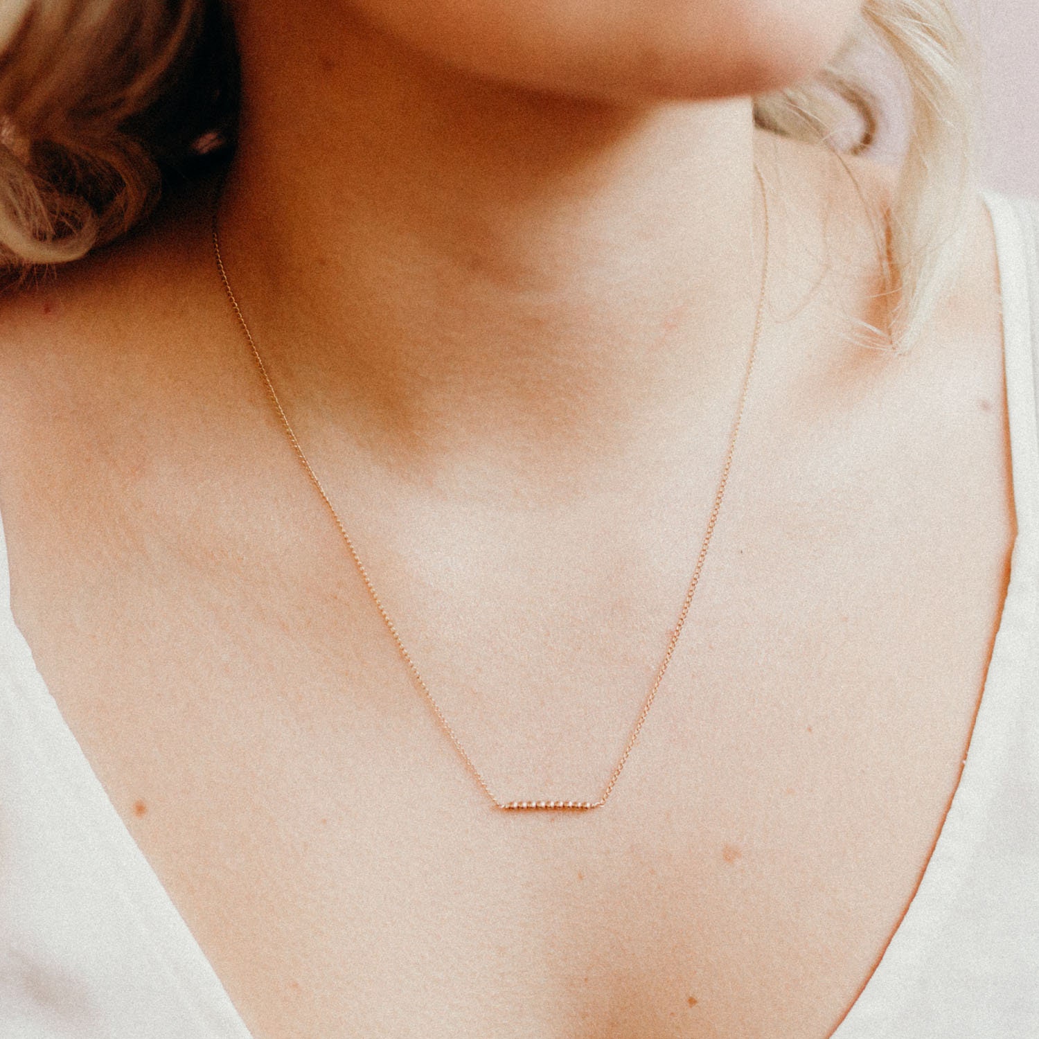 Kleine Gold Perlen Halskette, Minimal Winzig Layering Zierliche 14K Fill Halskette - Ellipsis von FavorJewelry