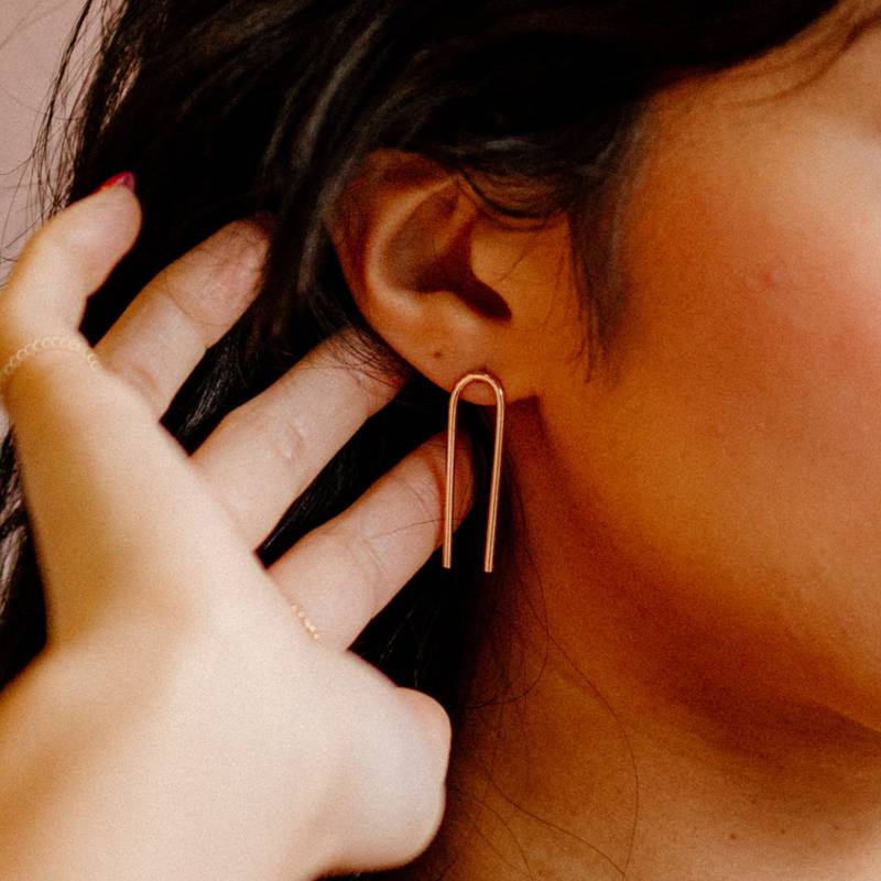 Minimale Geschwungene Ohrringe, Moderne Form Ohrstecker, Große 14K Gold Fill Ohrring, Lustige Hypoallergene Goldohrringe - Arch Posts von FavorJewelry