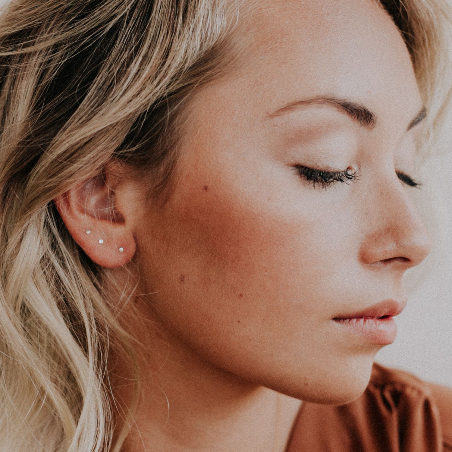 Ultra Tiny Dot Posts, Winzige Gold Ohrringe, Zierliche Ohrstecker, Mini Kleine 14K Posts - Ghost von FavorJewelry