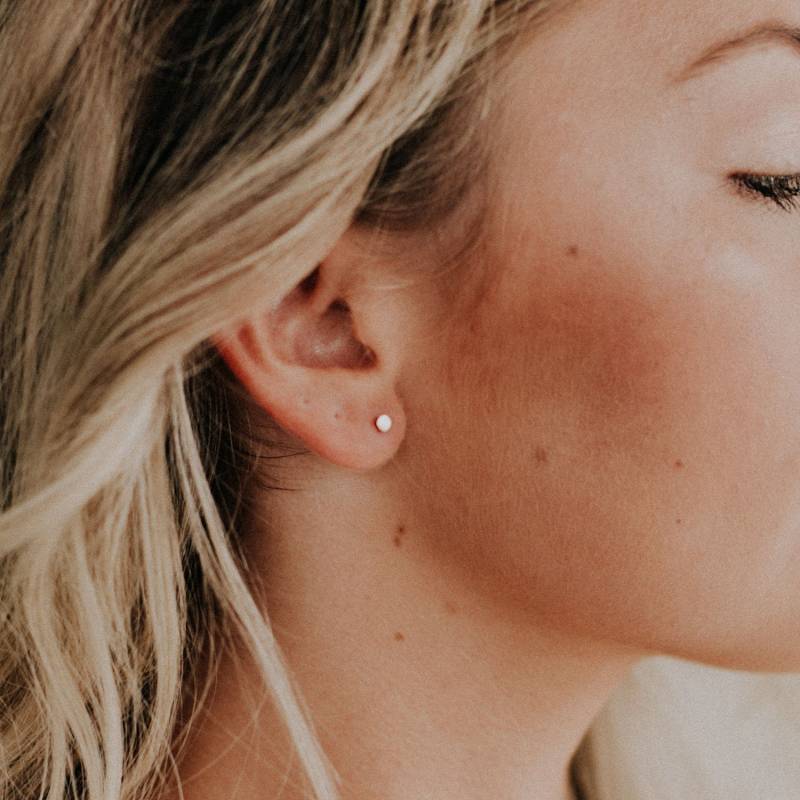 Winzige Punkt Ohrstecker, Kleine Gold Ohrringe, Zierliche Mini Kleine 14K Ohrstecker - Konfetti von FavorJewelry