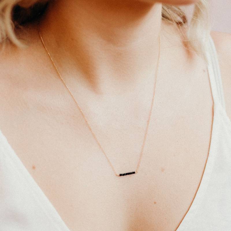 Winzige Schwarze Stein Halskette, Zarte 14K Gold Fill Halskette Mit Schwarzen Spinellsteinen, Zierlicher Goldschmuck - Ellipsis von FavorJewelry