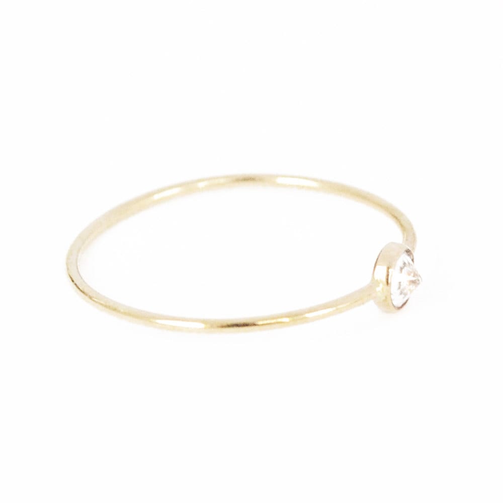 Winziger Gold Kristall Ring, Klarer Zirkonia Cz Winzig Zierliche Goldfill 14K Stapelring - Spike Ring von FavorJewelry