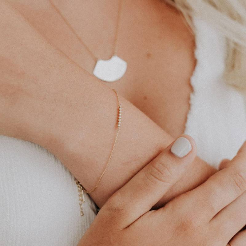 Winziges Gold Perlen Armband, Zartes, Zierliches 14K Fill Layering Geschenk Für Sie - Ellipsis Armband von FavorJewelry