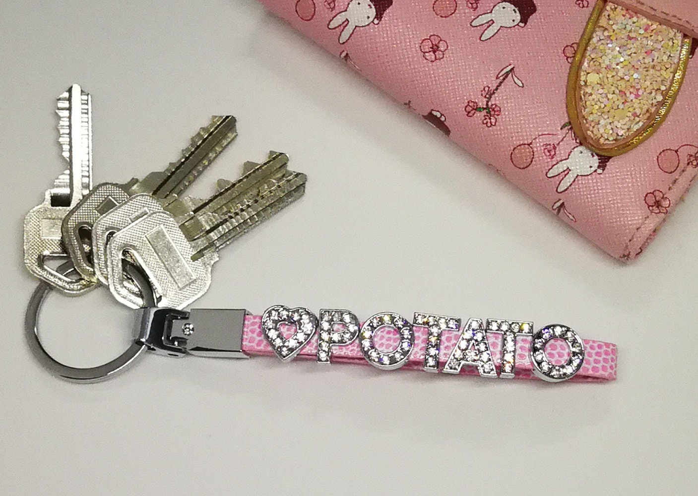 Benutzerdefinierte Schlüsselanhänger Silber Strass Buchstaben Oder Zahlen/Auto Rucksack Dekoration Benutzerdefinierte Schlüsselanhänger Silber Strass Buchstaben Oder Zahlen/Auto Rucksack Dekoration von FavoritaGift