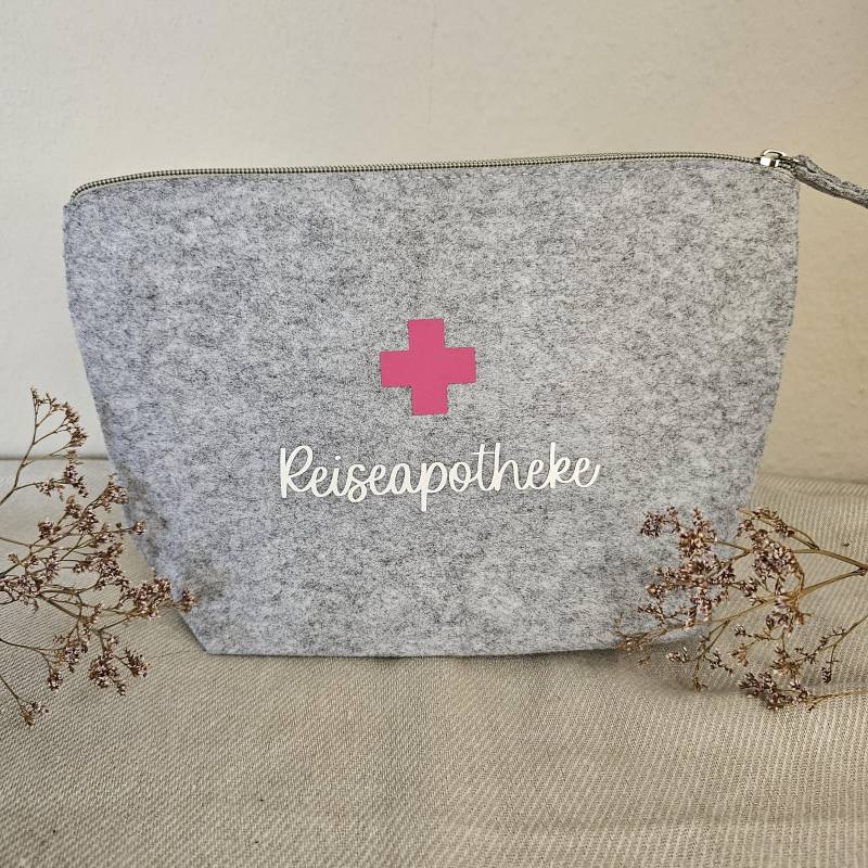 Reiseapotheke Tasche Aus Filz - Erste-Hilfe Täschchen Für Unterwegs Reiseetui Mit Reißverschluss & Aufdruck Reiseapotheke Tasche Aus Filz - Erste-Hilfe Täschchen Für Unterwegs Reiseetui Mit Reißverschluss & Aufdruck von FavoritePiecesbyLena