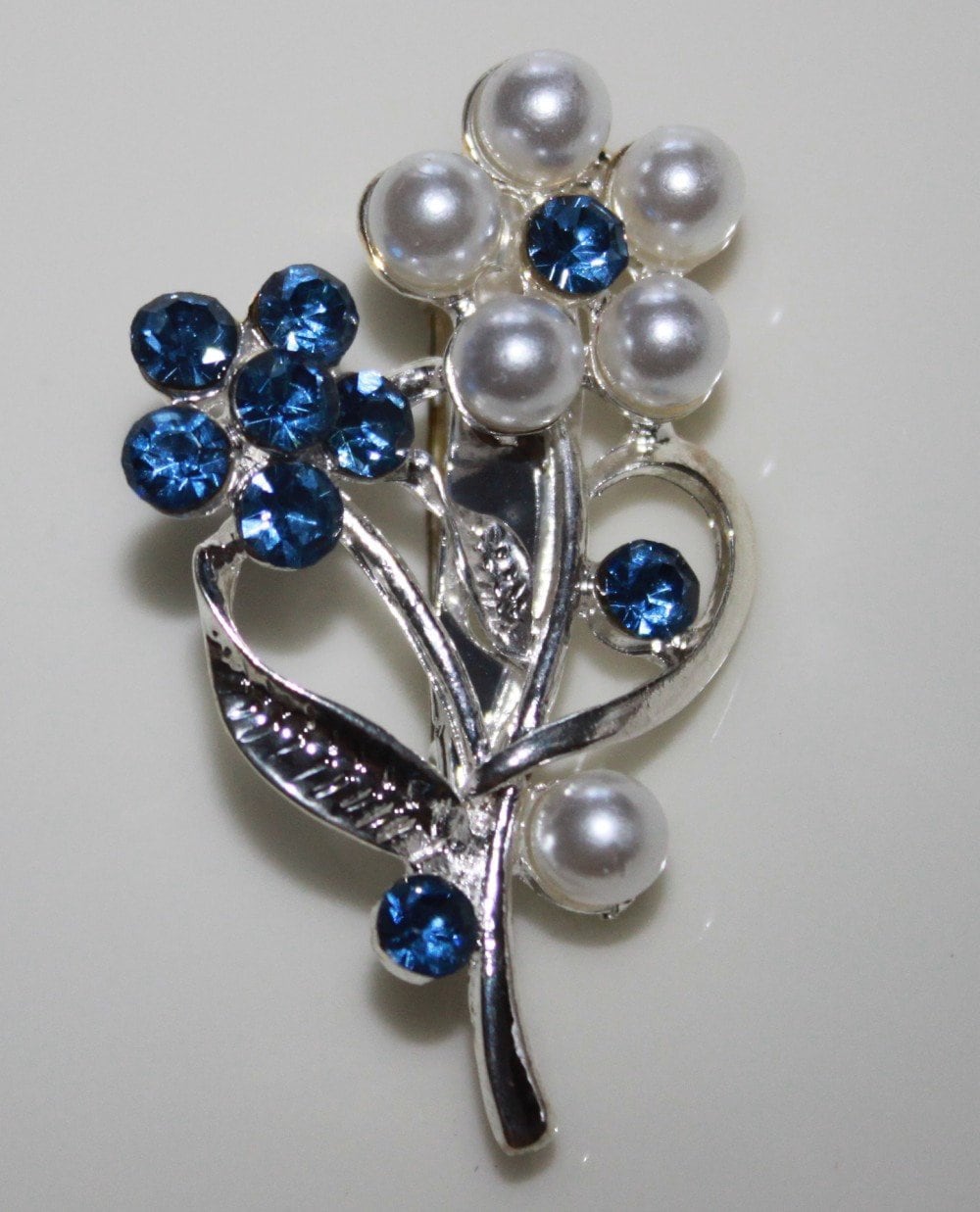 Blaue Daisy Brosche Aus Strasssteinen Silberne Blume Anstecknadel | Set Von 6 Blaue Daisy Brosche Aus Strasssteinen Silberne Blume Anstecknadel | Set Von 6 von Favoronlinehandmade