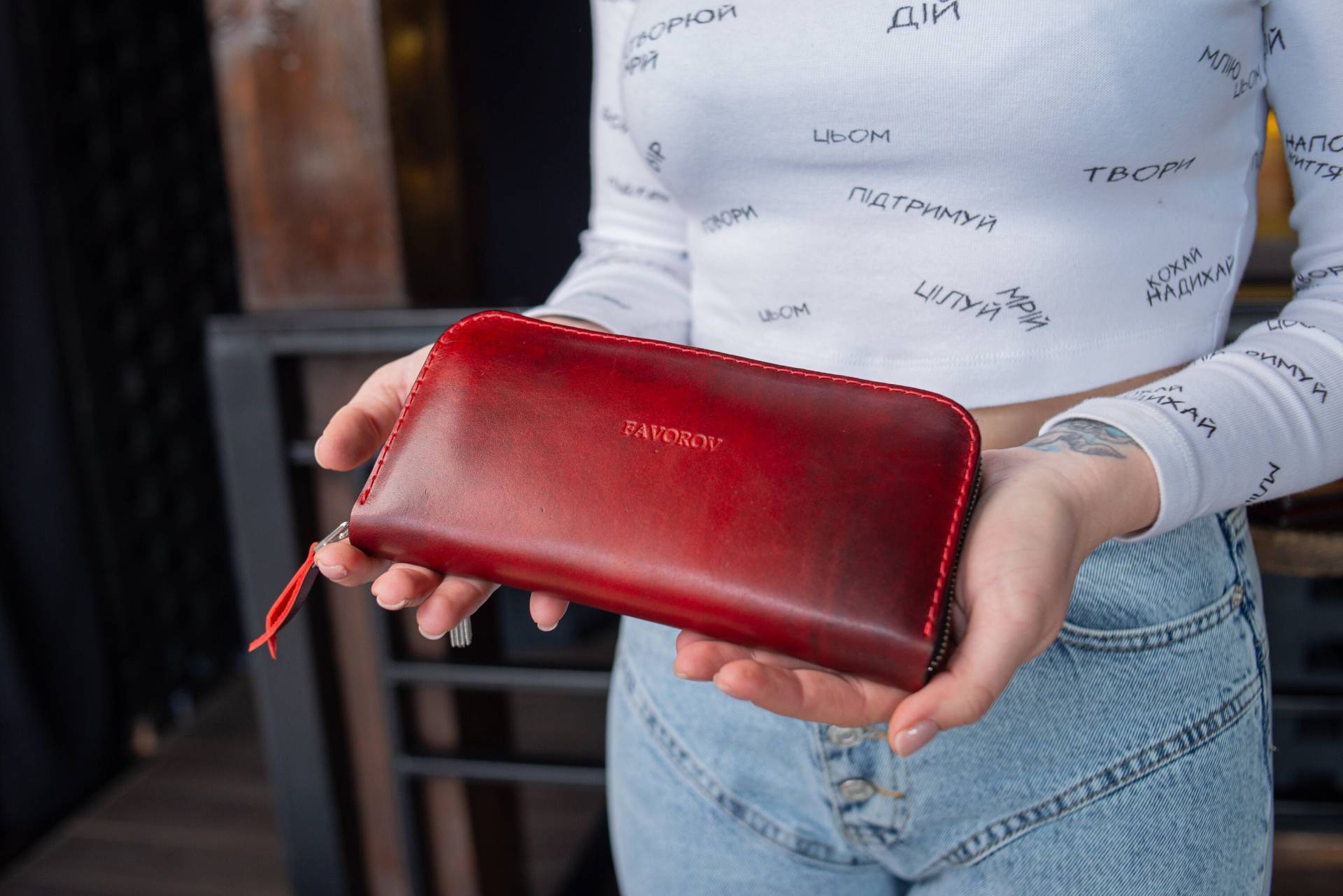 Leder-Reißverschluss Um Brieftasche, Personalisierte Leder-Clutch, Handgemachte Damen-Geldbörse, Clutch-Brieftasche, Damengeldbörse, Rote von FavorovLeatherStudio