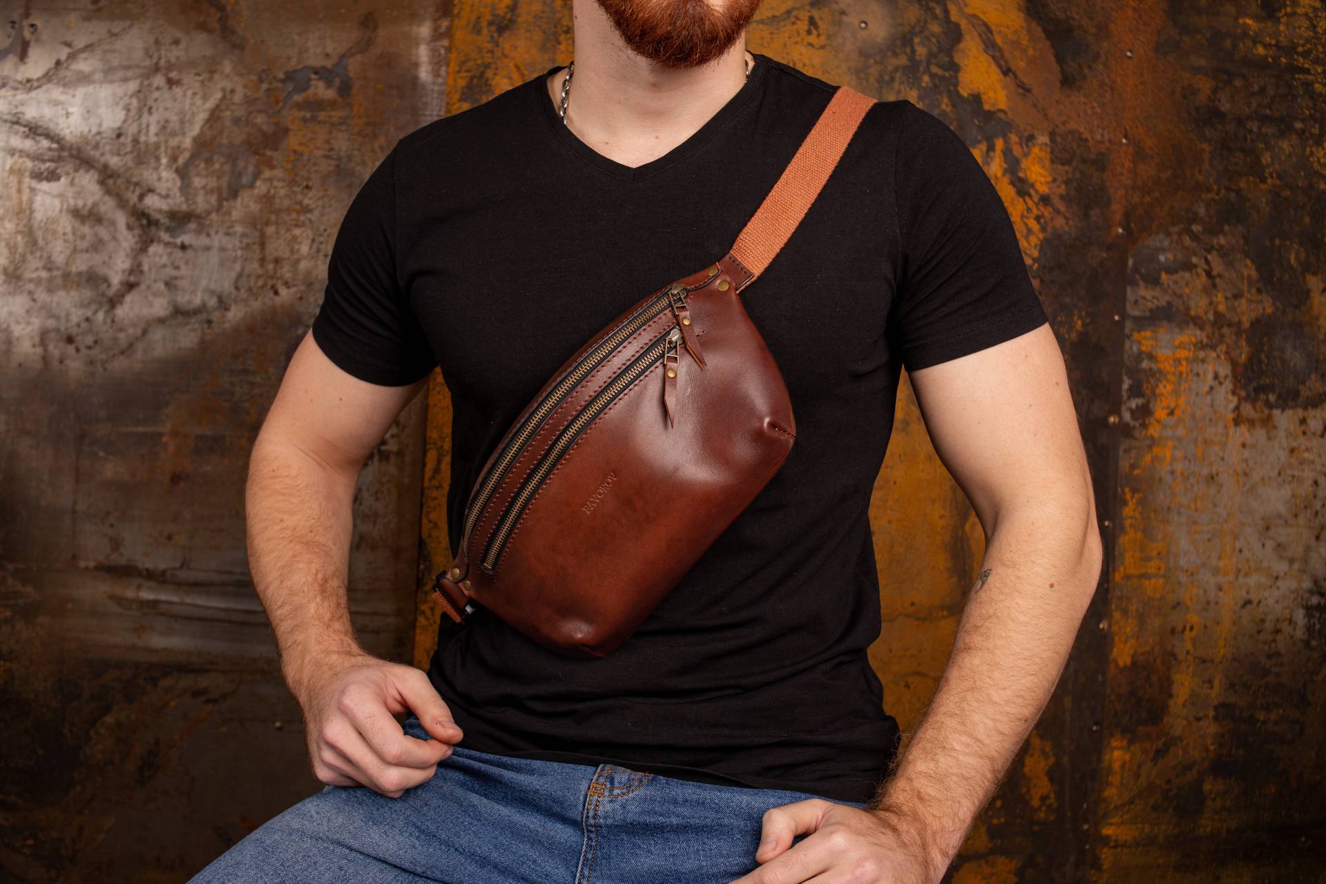 Personalisierte Herren Umhängetasche, Braune Leder Gürteltasche, Ledertasche, Crossbody-Tasche, Vollledertasche von FavorovLeatherStudio