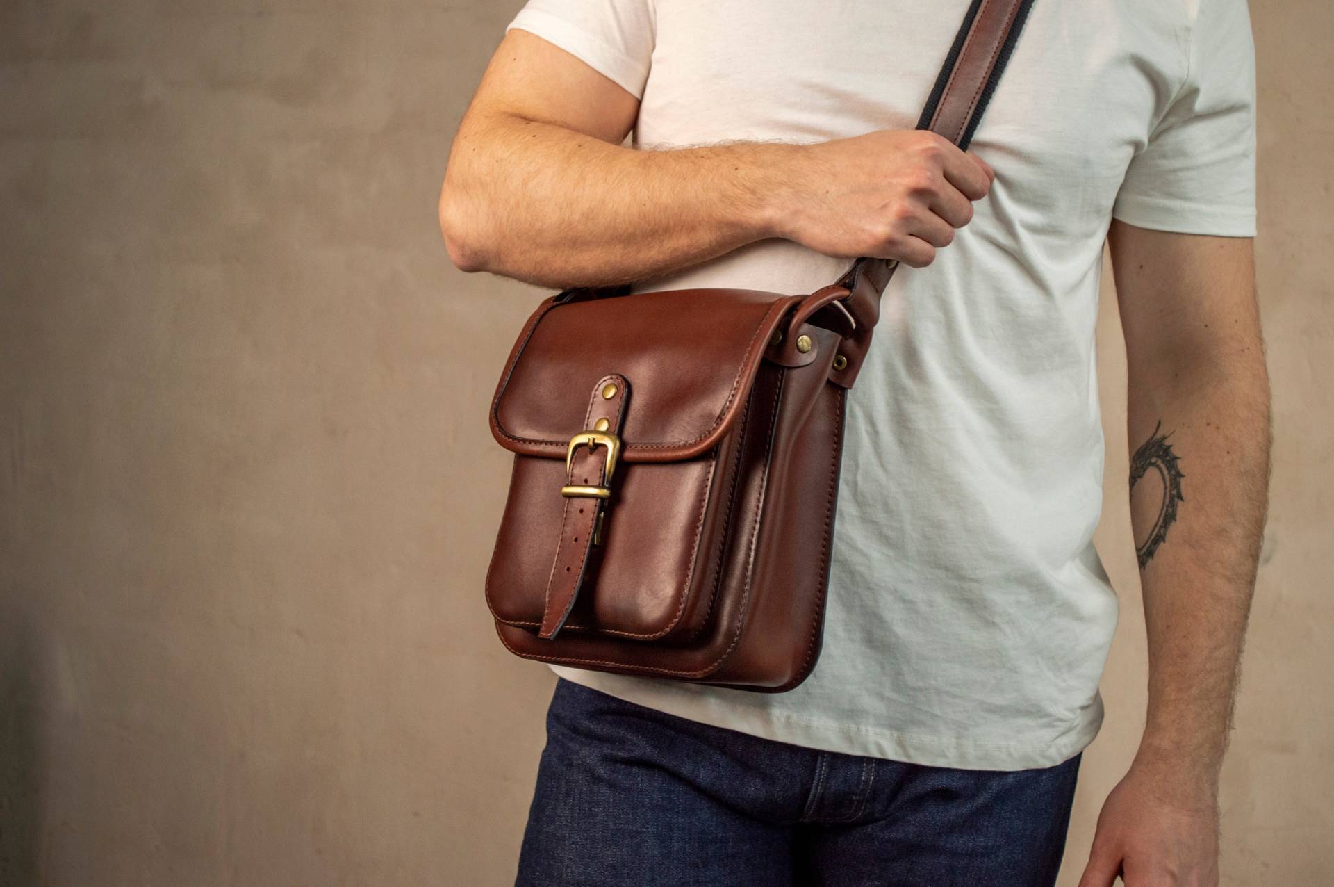 Personalisierte Männer Umhängetasche, Handgemachte Leder Herren Umhängetasche Männer, Vollnarbige Ledertasche Geschenk Für Ihn von FavorovLeatherStudio