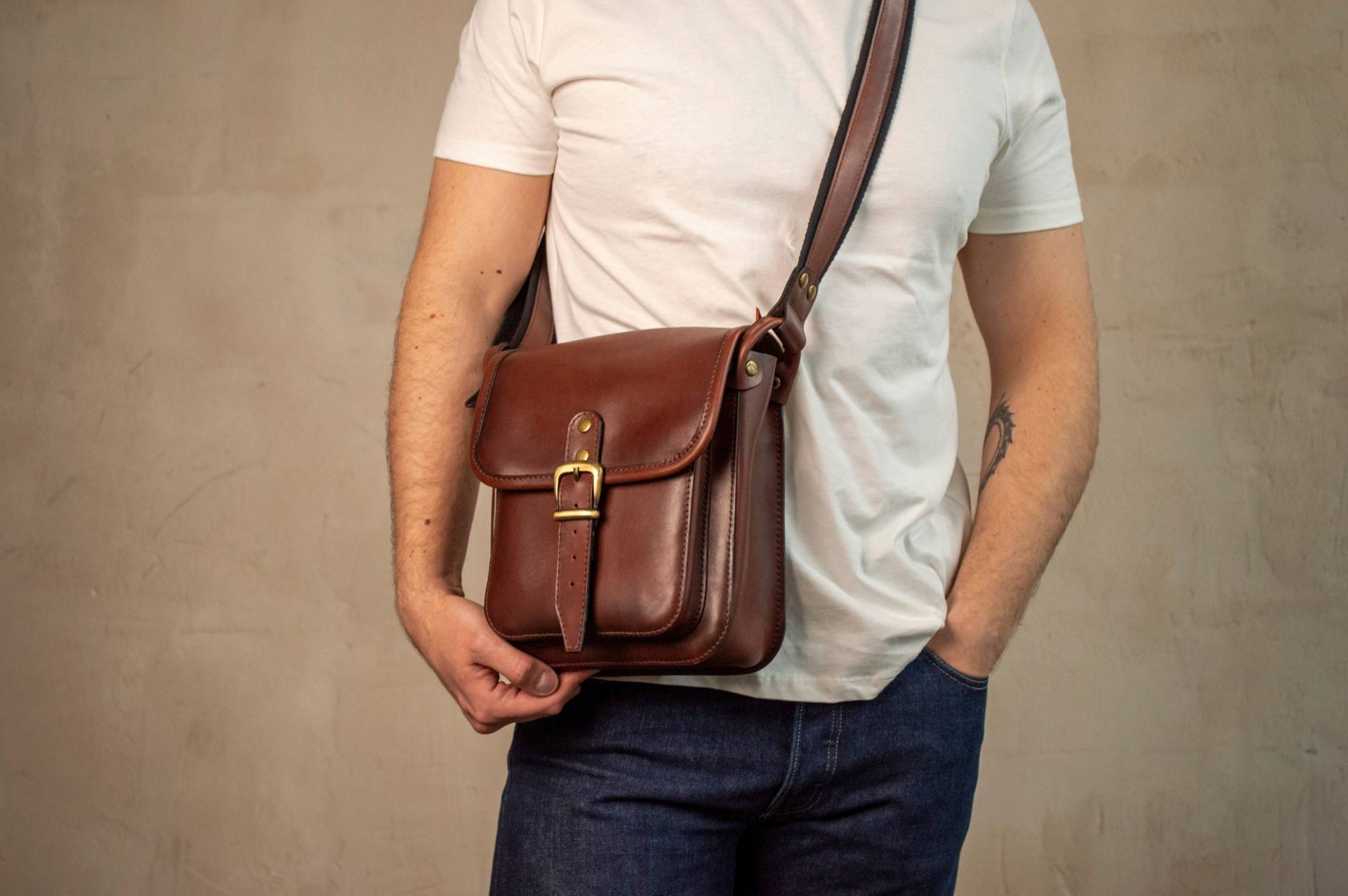 Personalisierte Männer Umhängetasche, Handgemachte Leder Herren Umhängetasche Männer, Vollnarbige Ledertasche Geschenk Für Ihn von FavorovLeatherStudio