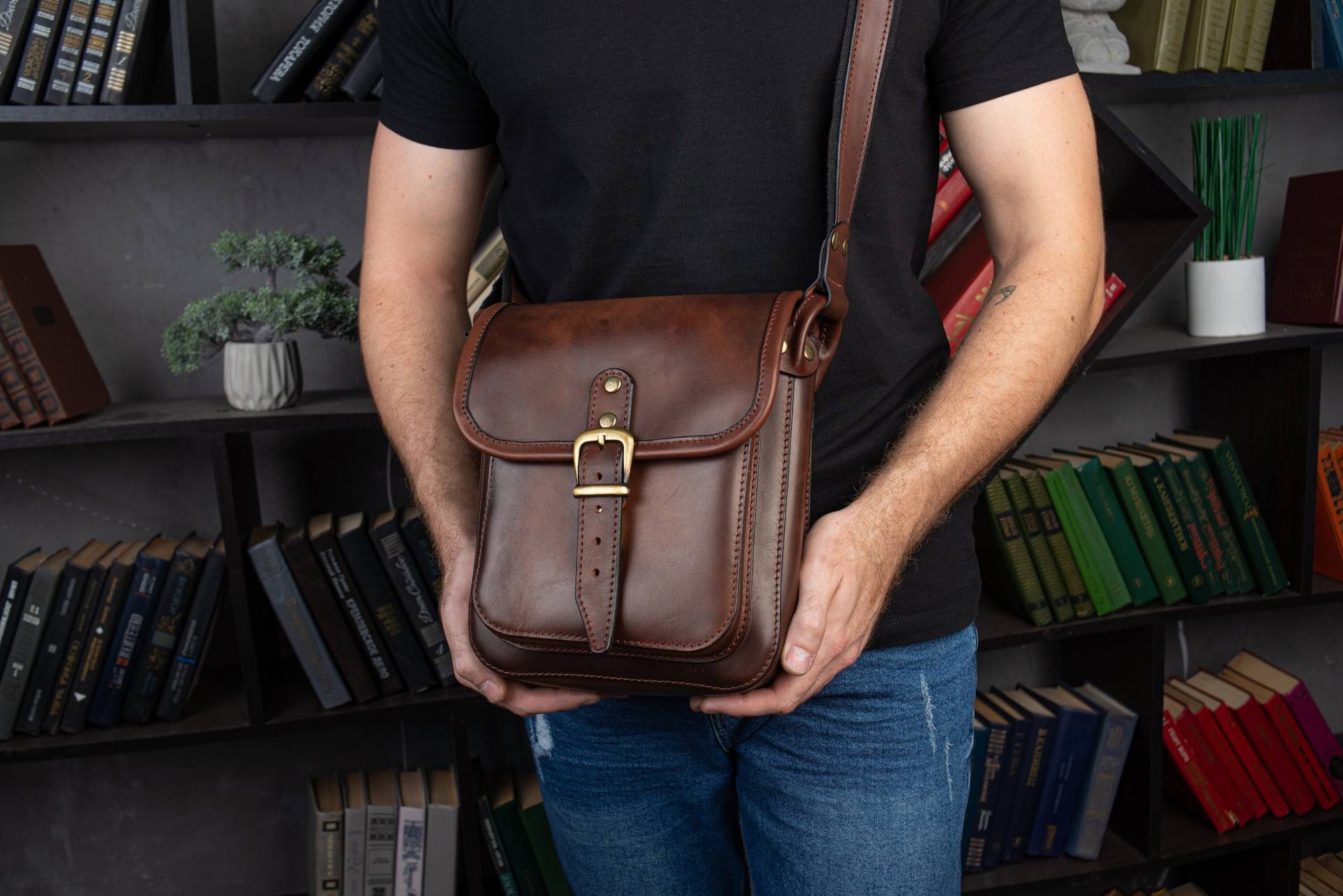 Personalisierte Männer Umhängetasche, Handgemachte Leder Herren Umhängetasche Männer, Vollnarbige Ledertasche Geschenk Für Ihn von FavorovLeatherStudio