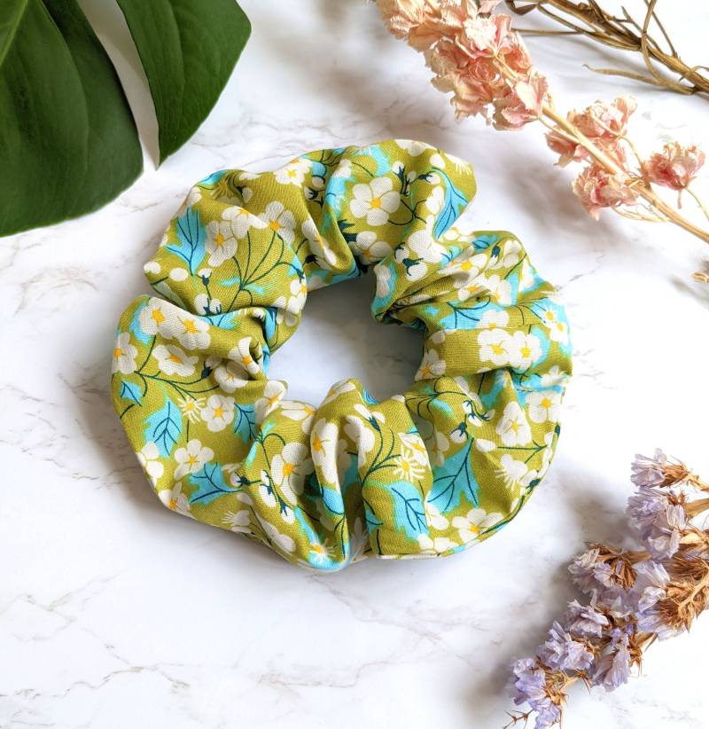 Haarrinnen Scrunchies, Blumen Scrunchies Aus Baumwolle, Haarbänder Reiner Vegane Freundliche Geschenke Für Sie, Handmade in Uk Haarrinnen Scrunchies, Blumen Scrunchies Aus Baumwolle, Haarbänder Reiner Vegane Freundliche Geschenke Für Sie, Handmade in Uk von FayeLeReveur