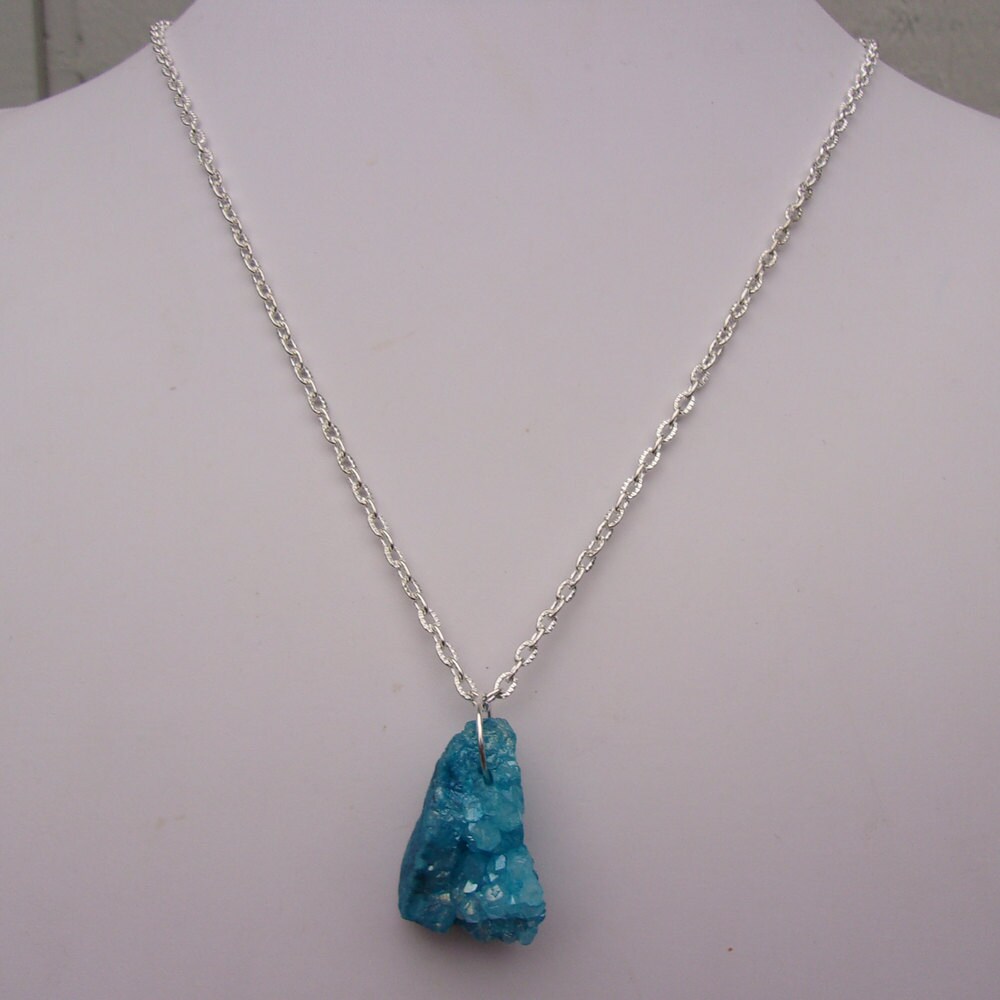 Blaue Druzy Quartz Crystal Stein Anhänger Halskette Blaue Druzy Quartz Crystal Stein Anhänger Halskette von FayelonHandmade