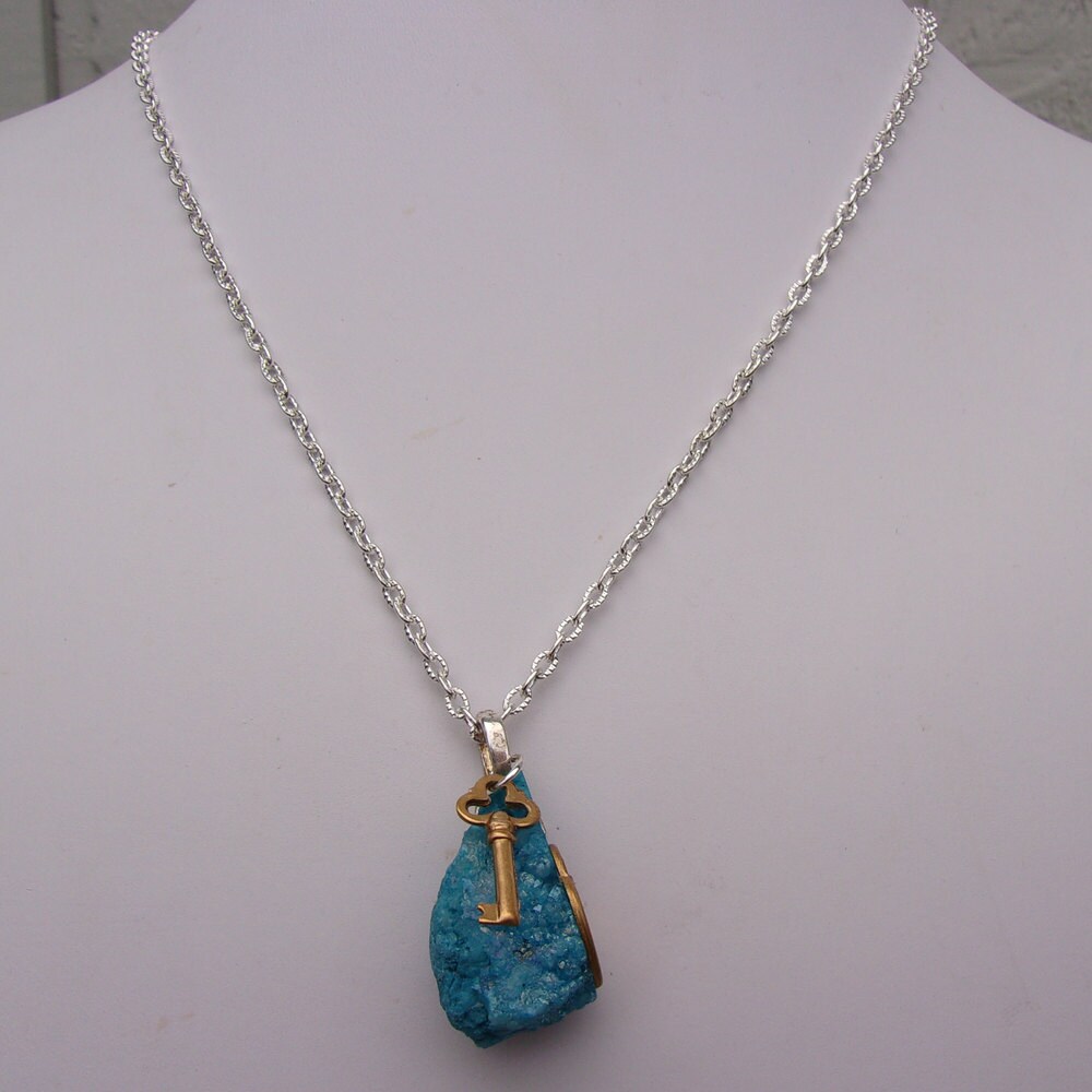 Blaue Druzy Quarz-Kristall Mit Schlüssel & Schloss Charms Anhänger Halskette Blaue Druzy Quarz-Kristall Mit Schlüssel & Schloss Charms Anhänger Halskette von FayelonHandmade