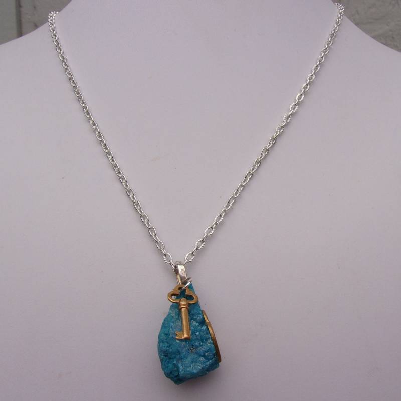 Blaue Druzy Quarz-Kristall Mit Schlüssel & Schloss Charms Anhänger Halskette Blaue Druzy Quarz-Kristall Mit Schlüssel & Schloss Charms Anhänger Halskette von FayelonHandmade